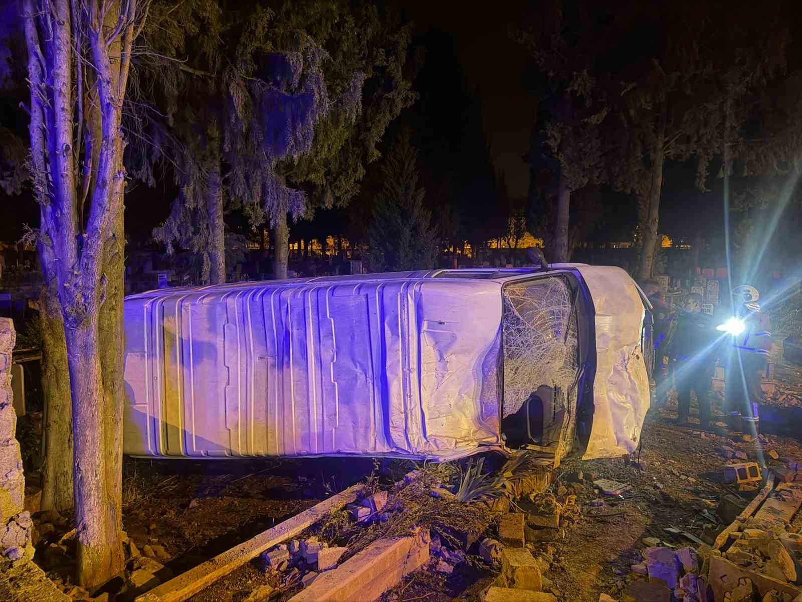 Köşk’te minibüs mezarlığa uçtu: 3 yaralı
