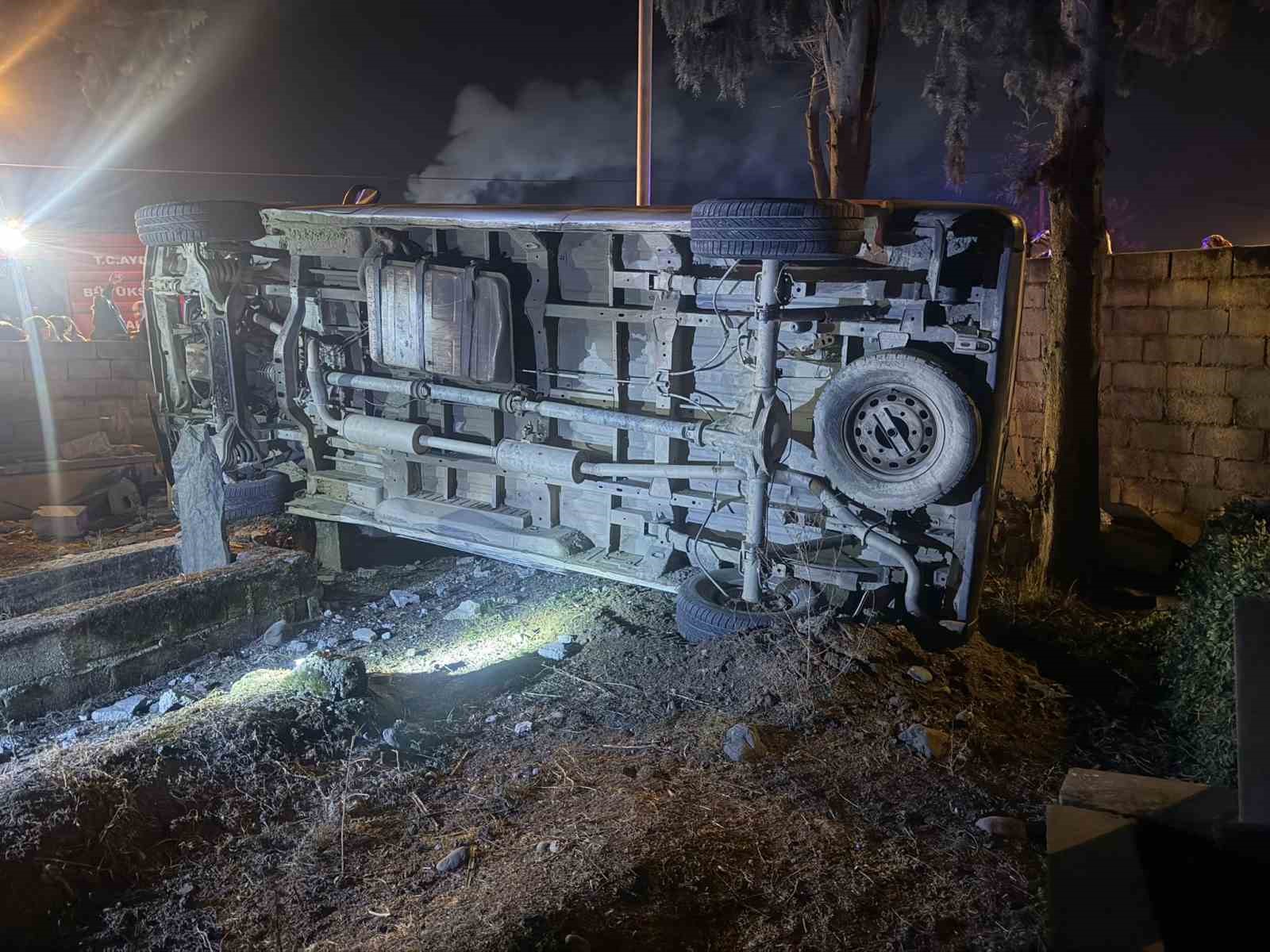 Köşk’te minibüs mezarlığa uçtu: 3 yaralı
