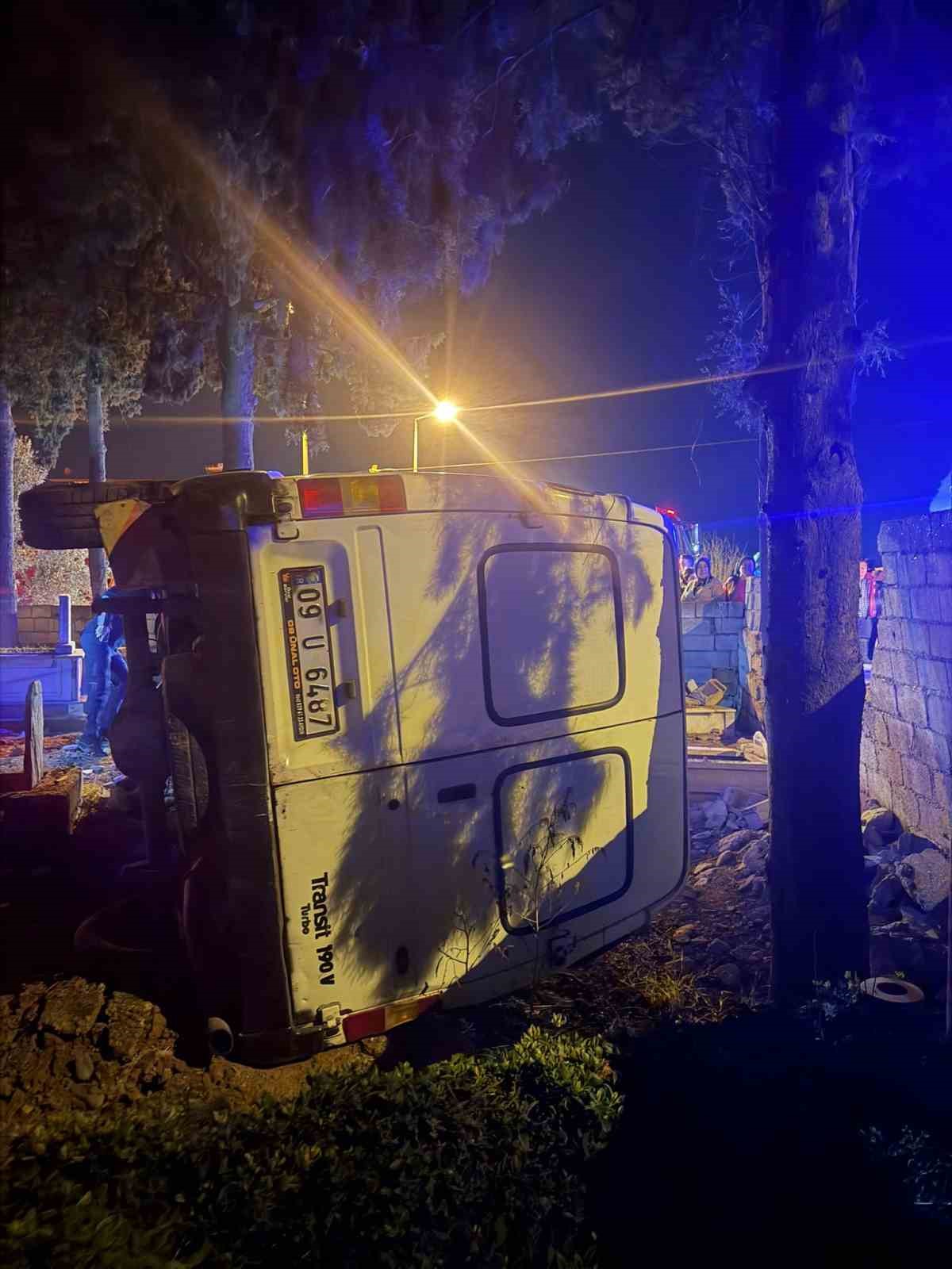 Köşk’te minibüs mezarlığa uçtu: 3 yaralı
