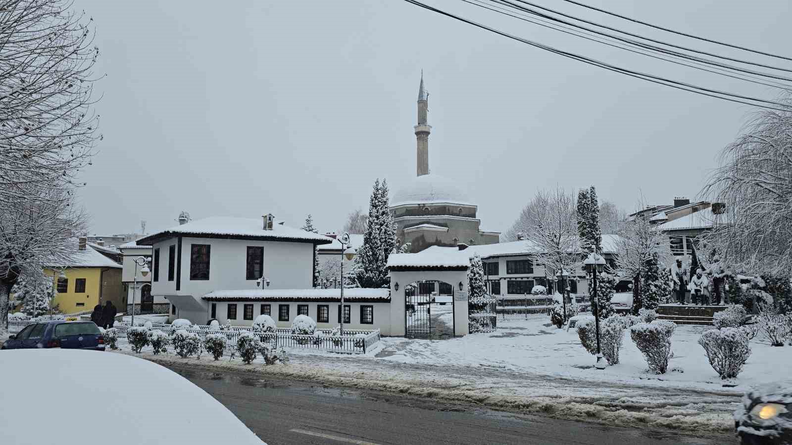 Kosova’da kar yağışı Prizren’de kartpostallık görüntüler oluşturdu
