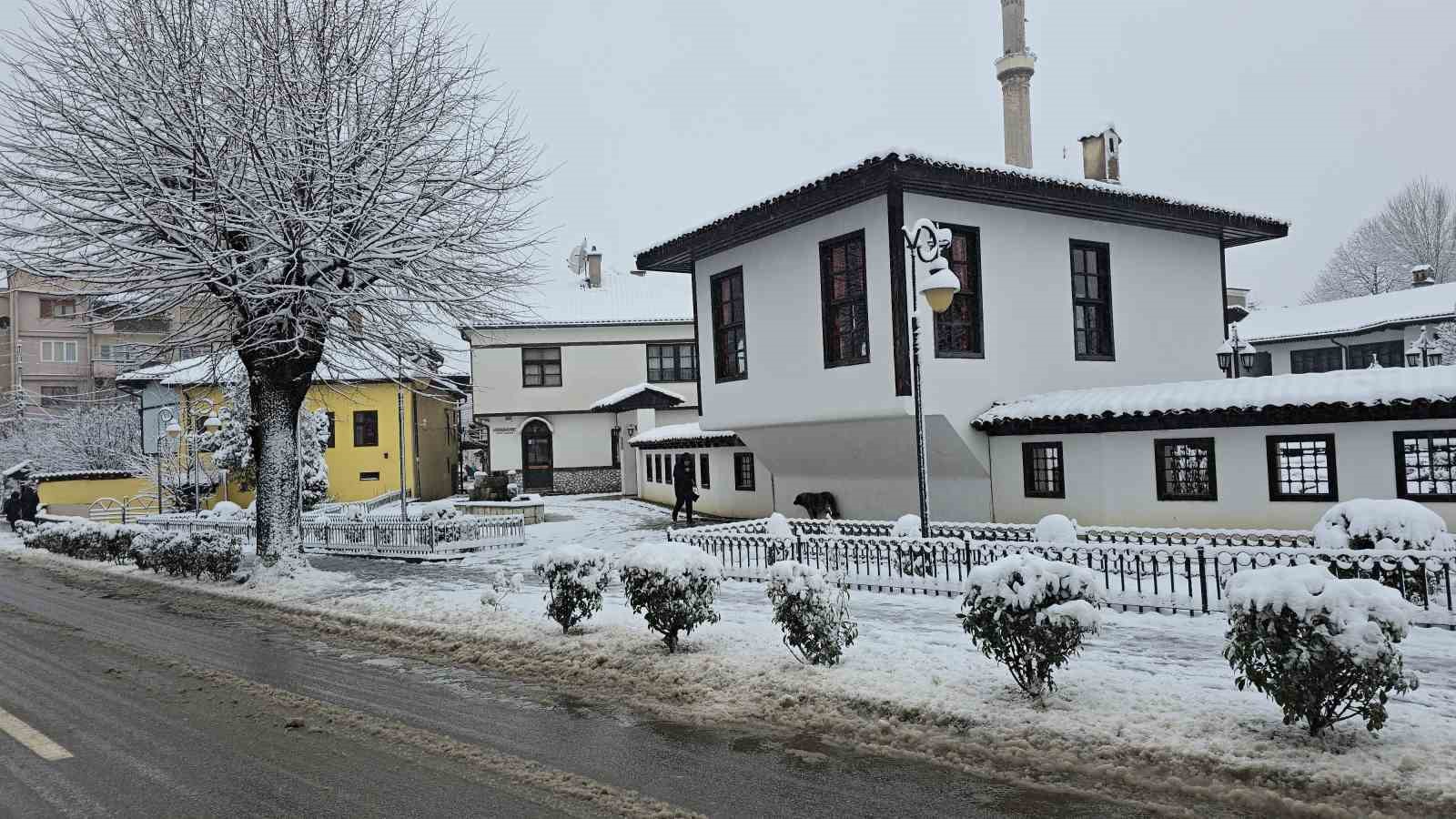 Kosova’da kar yağışı Prizren’de kartpostallık görüntüler oluşturdu
