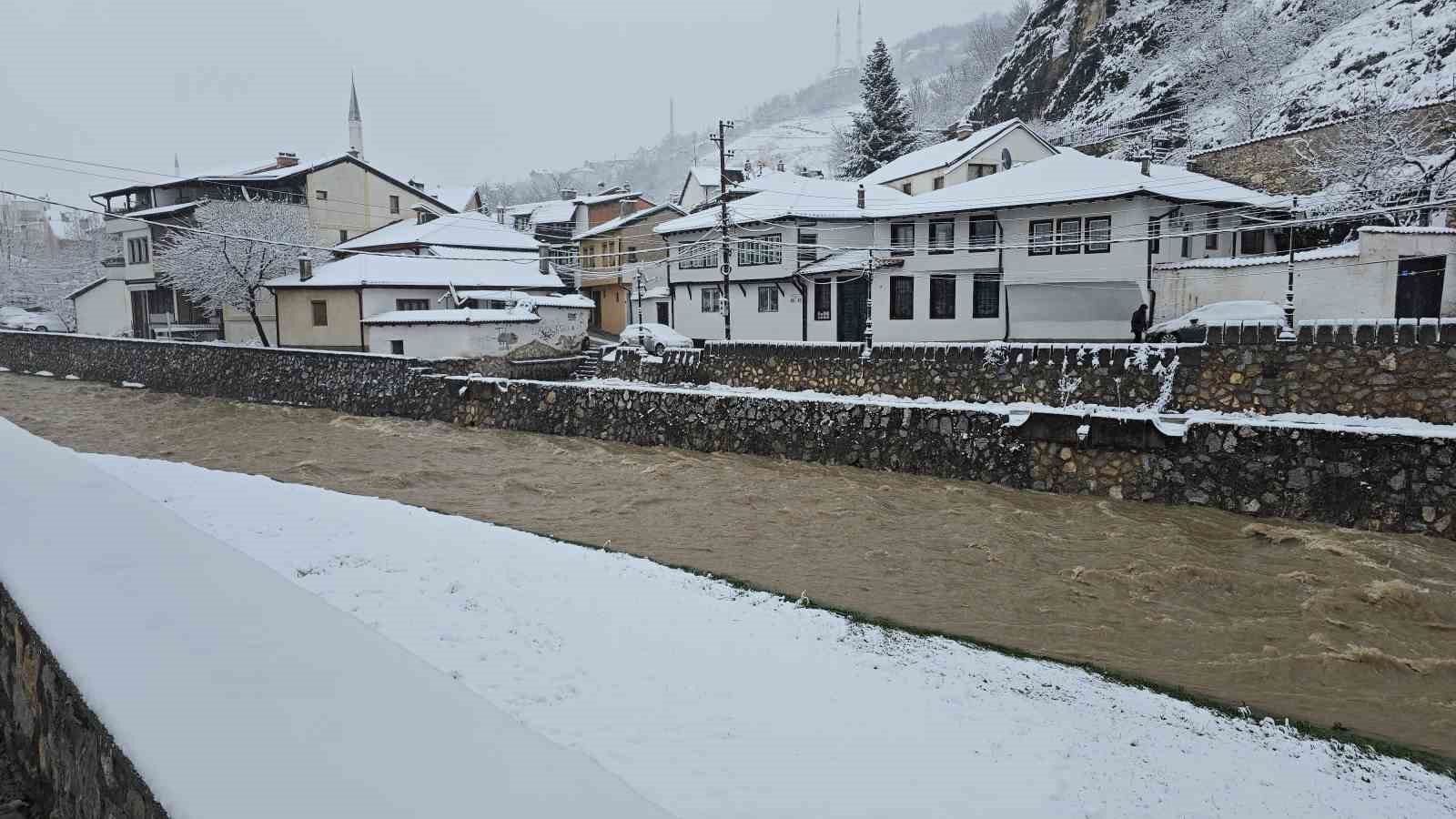 Kosova’da kar yağışı Prizren’de kartpostallık görüntüler oluşturdu
