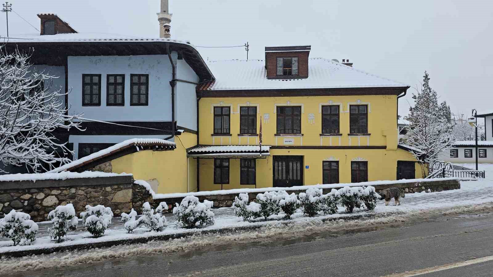 Kosova’da kar yağışı Prizren’de kartpostallık görüntüler oluşturdu
