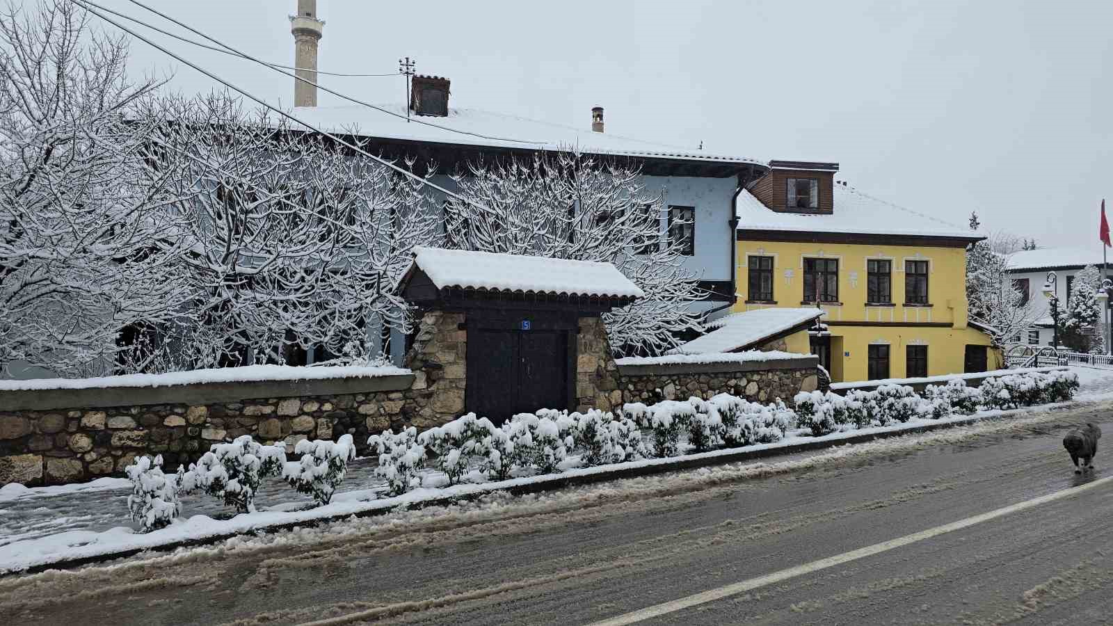 Kosova’da kar yağışı Prizren’de kartpostallık görüntüler oluşturdu
