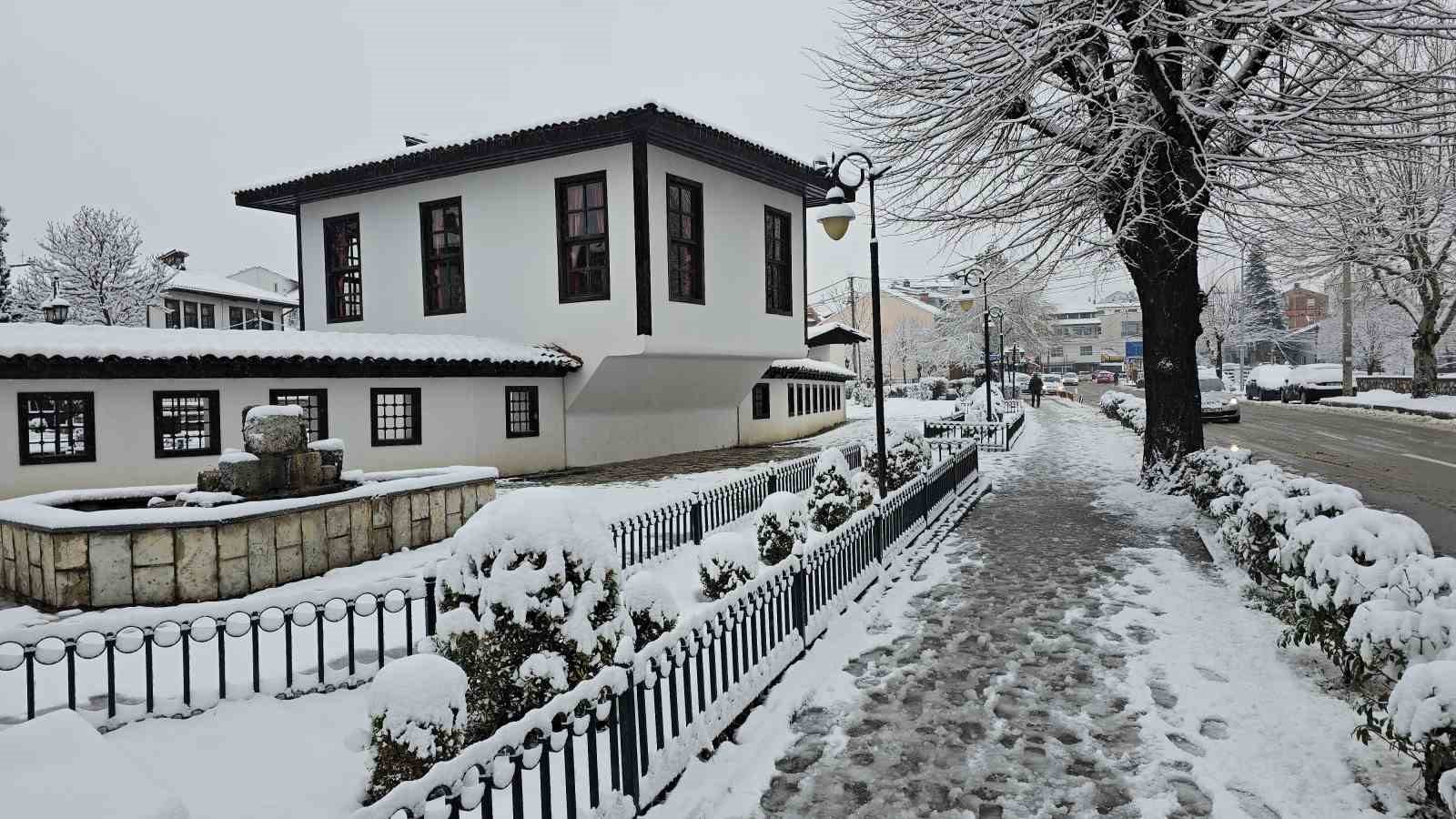 Kosova’da kar yağışı Prizren’de kartpostallık görüntüler oluşturdu
