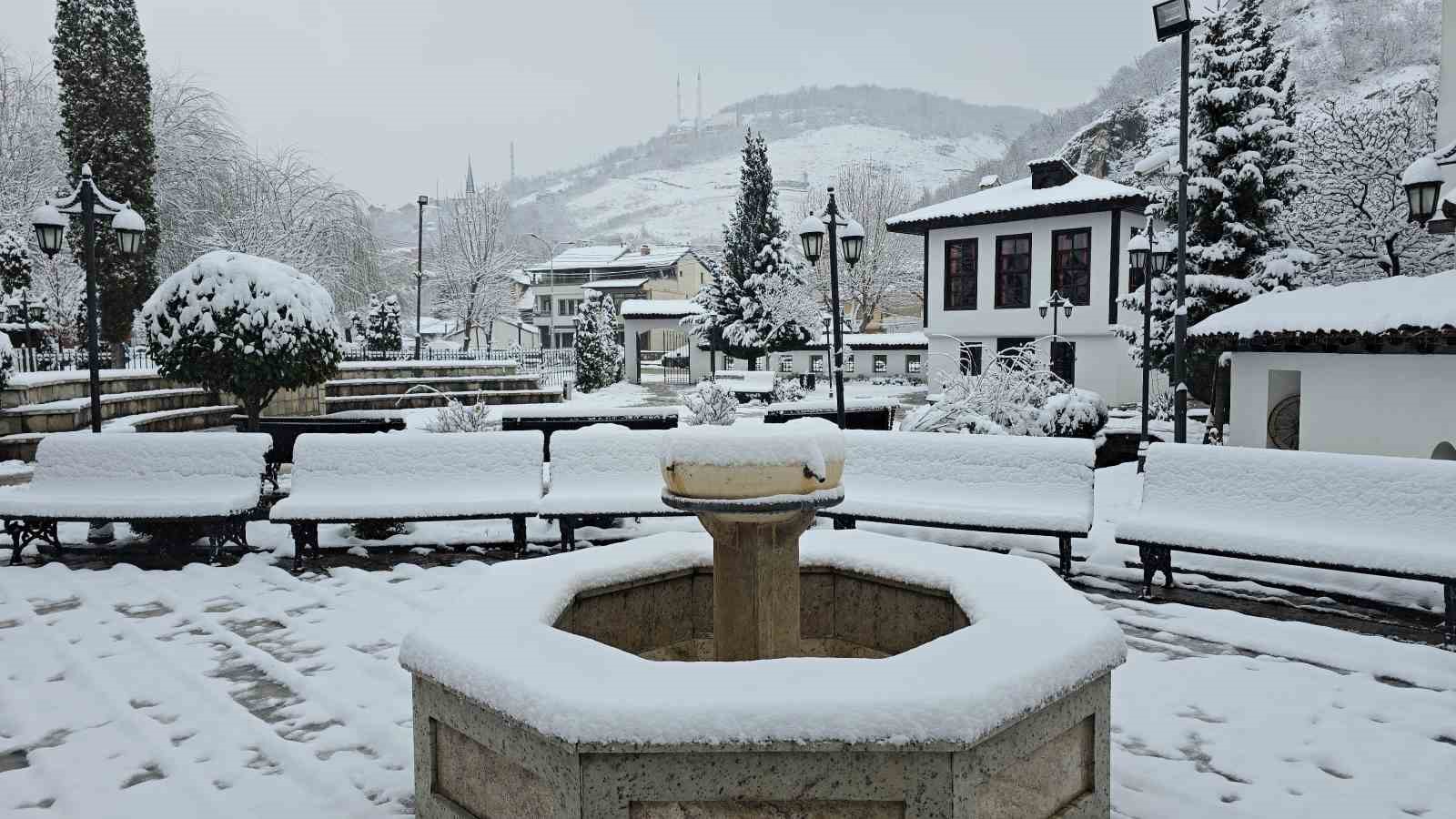 Kosova’da kar yağışı Prizren’de kartpostallık görüntüler oluşturdu
