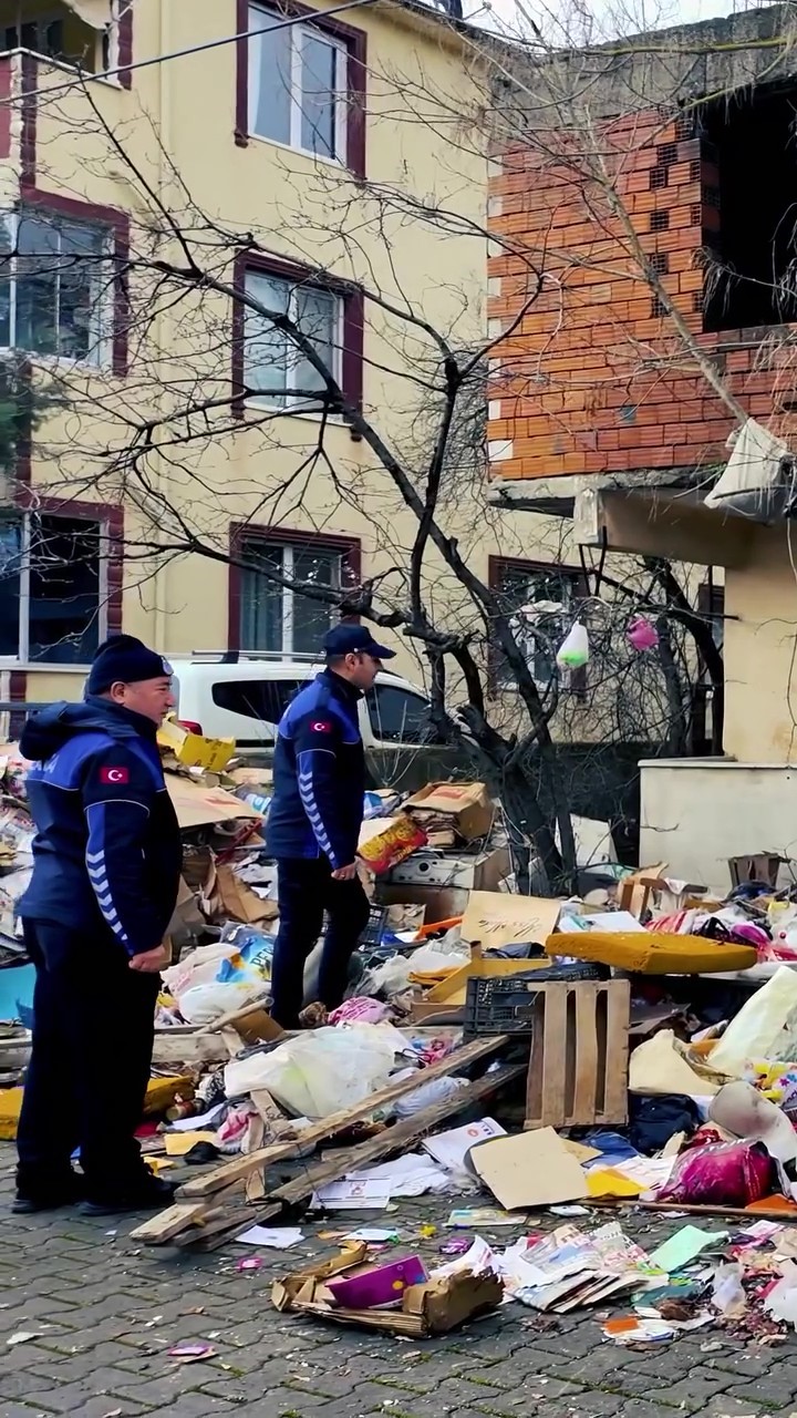 Kötü koku ihbarıyla gidilen evden 30 ton çöp çıktı
