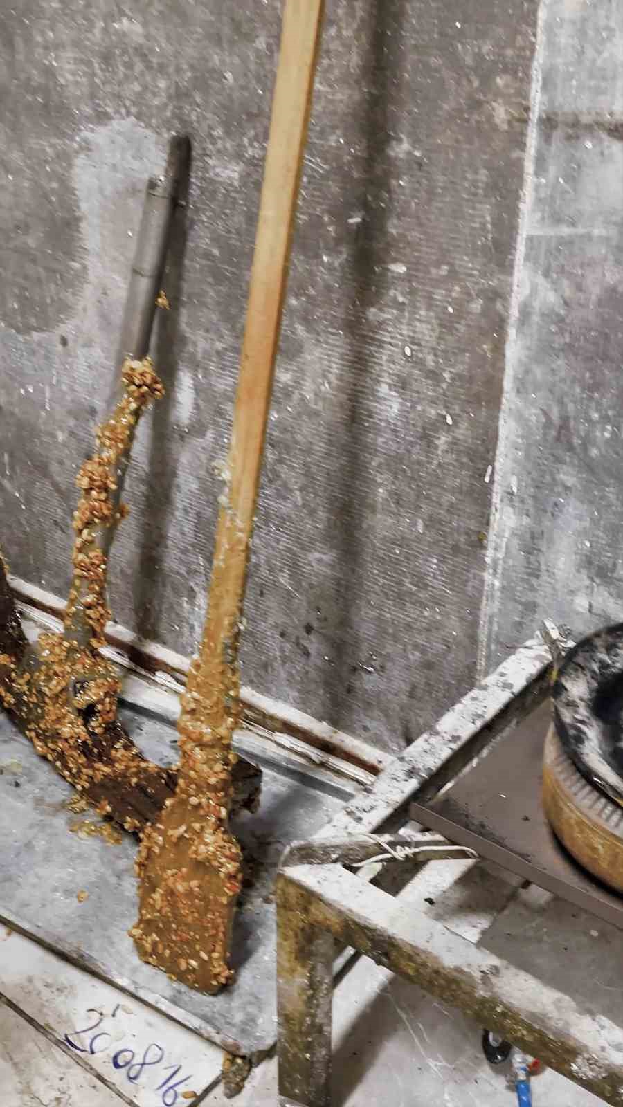 Kötü koku üzerine girilen evde mide bulandıran şartlarda lokum ve cezerye üretildiği ortaya çıktı
