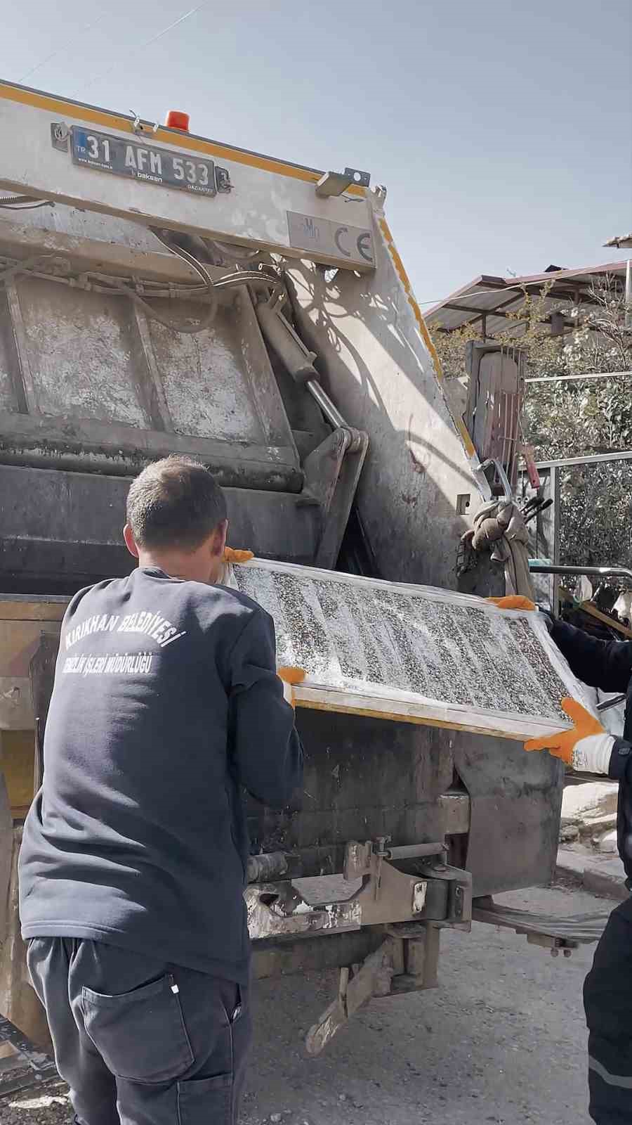 Kötü koku üzerine girilen evde mide bulandıran şartlarda lokum ve cezerye üretildiği ortaya çıktı
