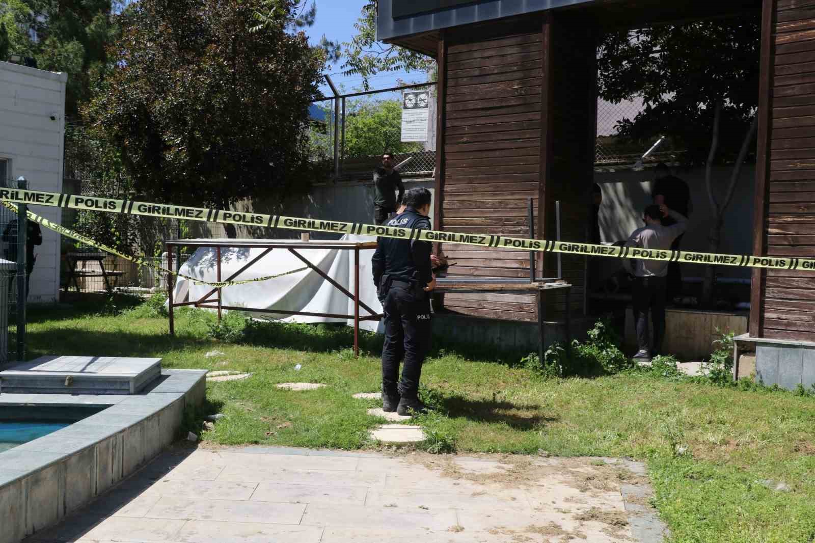 Kötü kokudan şüphelenerek baktıkları reklam panosundan tanınmayacak halde ceset çıktı
