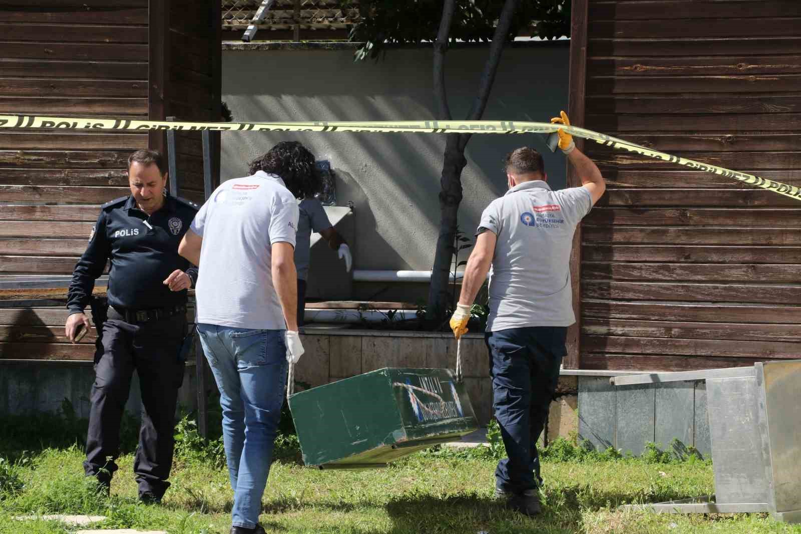 Kötü kokudan şüphelenerek baktıkları reklam panosundan tanınmayacak halde ceset çıktı
