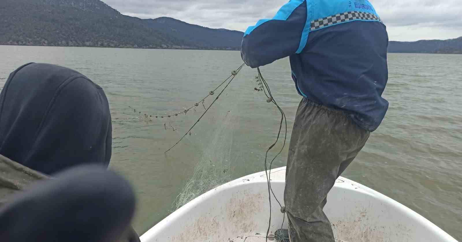 Kovada Gölü’nde kaçak avcılara ait 600 metrelik ağ ele geçirildi
