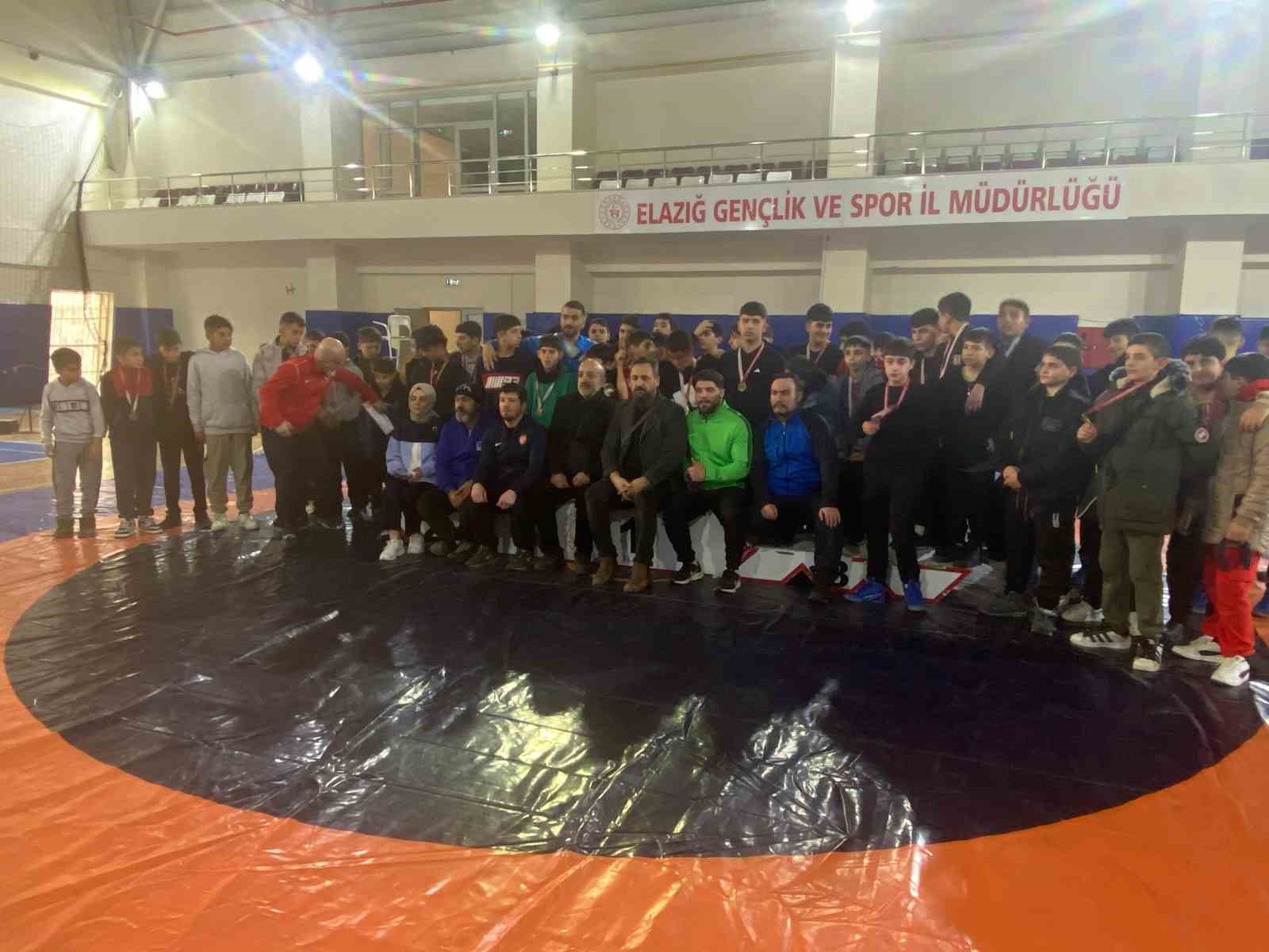 Kovancılar güreş takımı Elazığ’da 8 altın madalyayla zirveye çıktı
Kovancılar güreş takımı Elazığ’da 8 altın madalyayla zirveye çıktı