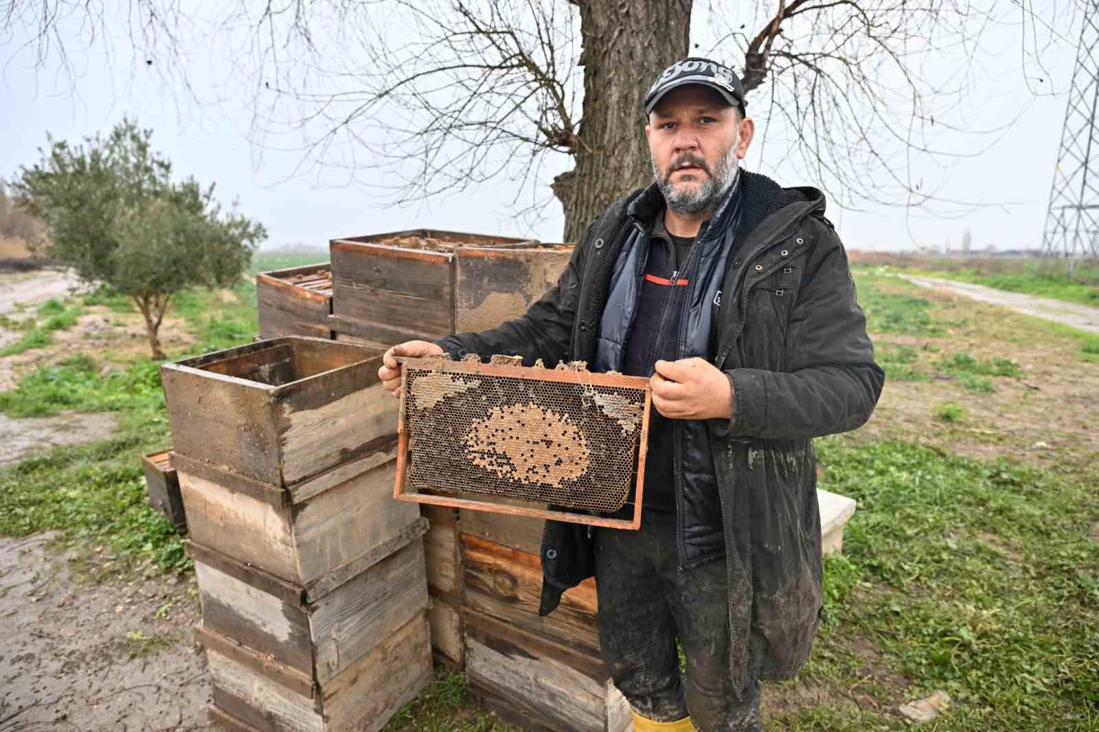 Kovanları sele kapılan Salihlili arıcıya, büyükşehirden destek

