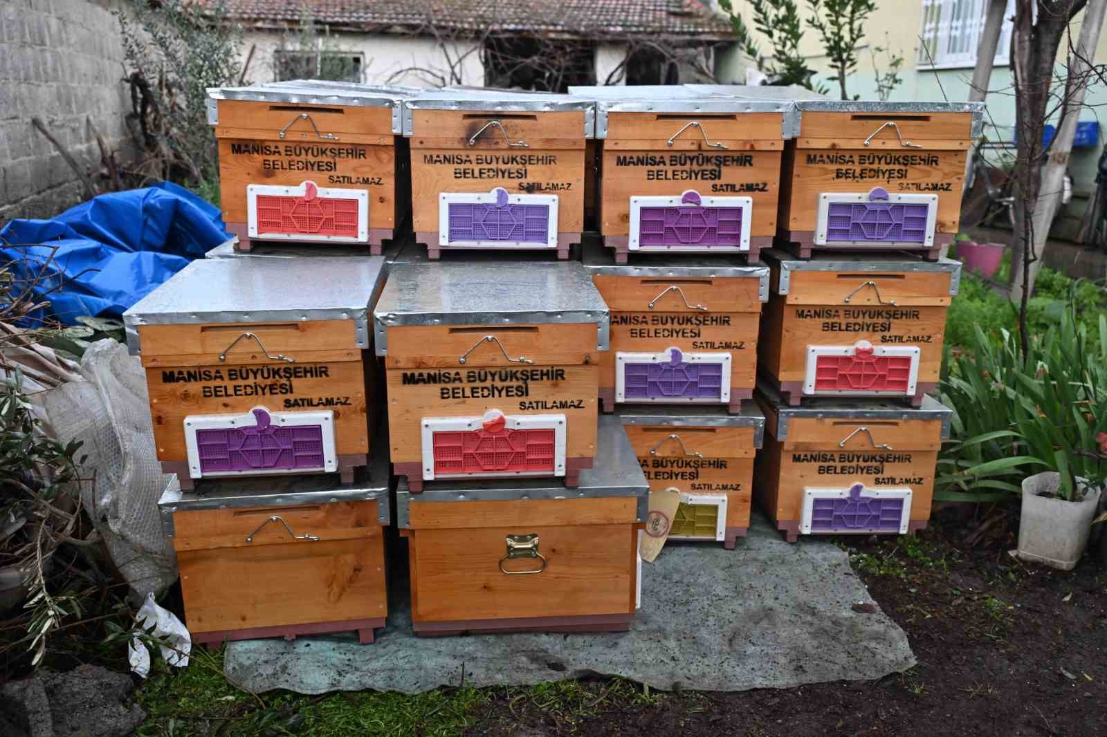 Kovanları sele kapılan Salihlili arıcıya, büyükşehirden destek
