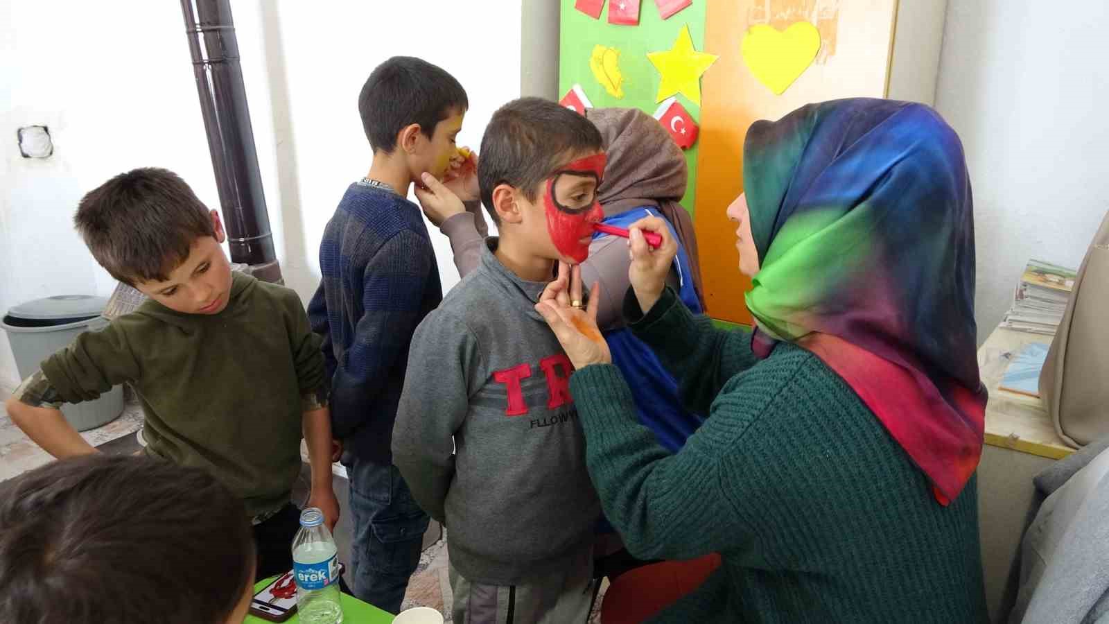 Köy çocukları, gençlik merkezi gönüllüleriyle doyasıya eğlendi
