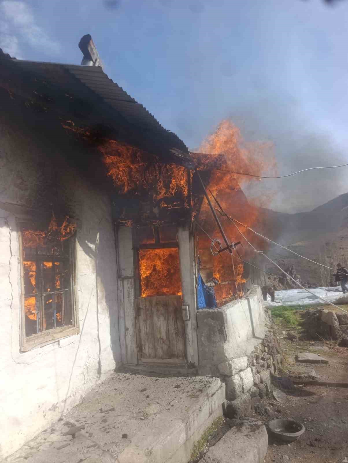 Köy evinde korkutan yangın
