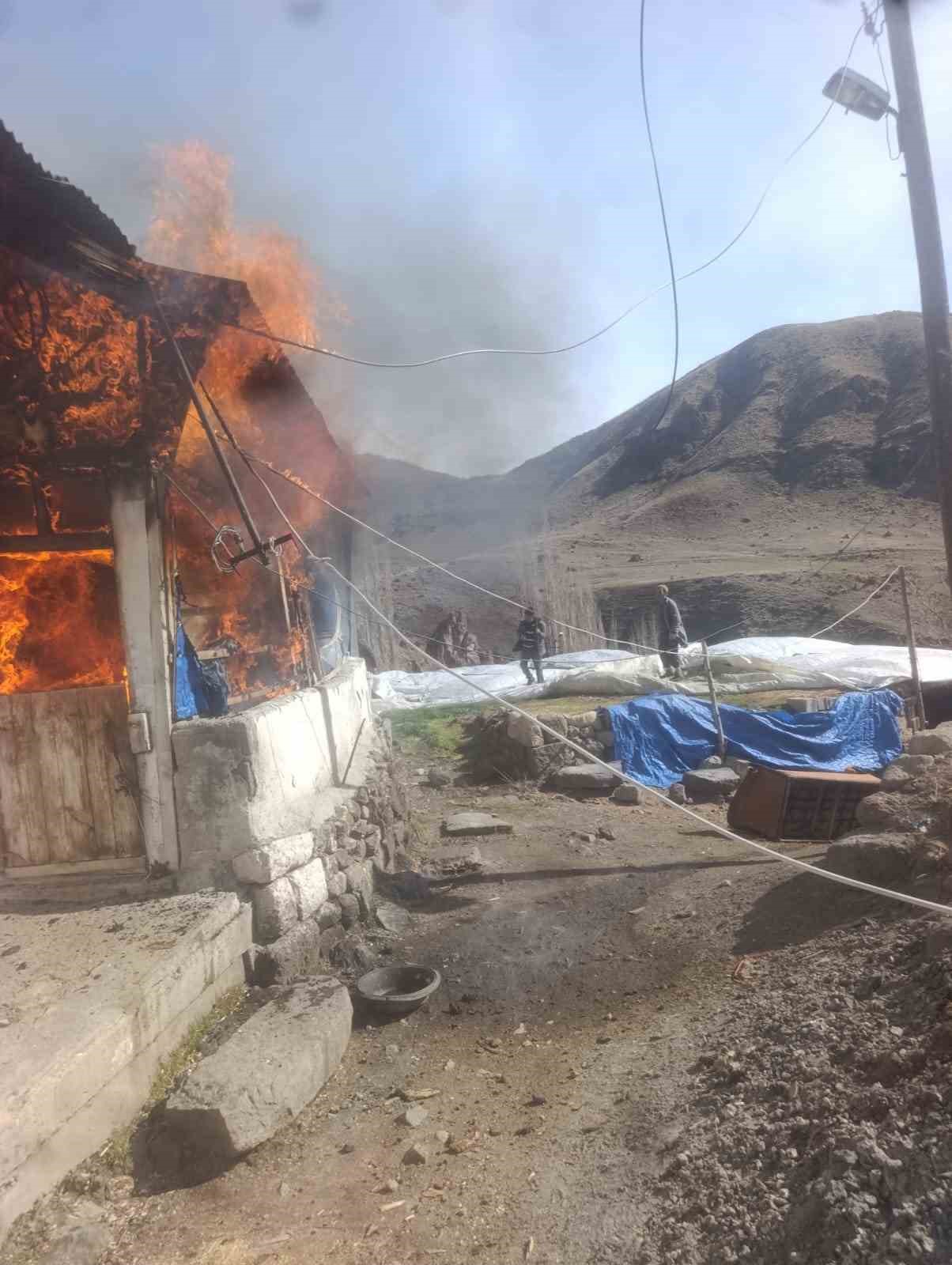 Köy evinde korkutan yangın
