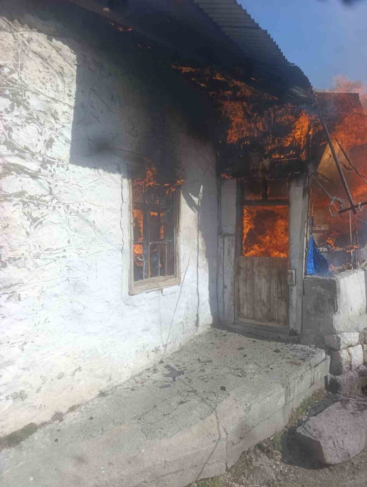Köy evinde korkutan yangın
