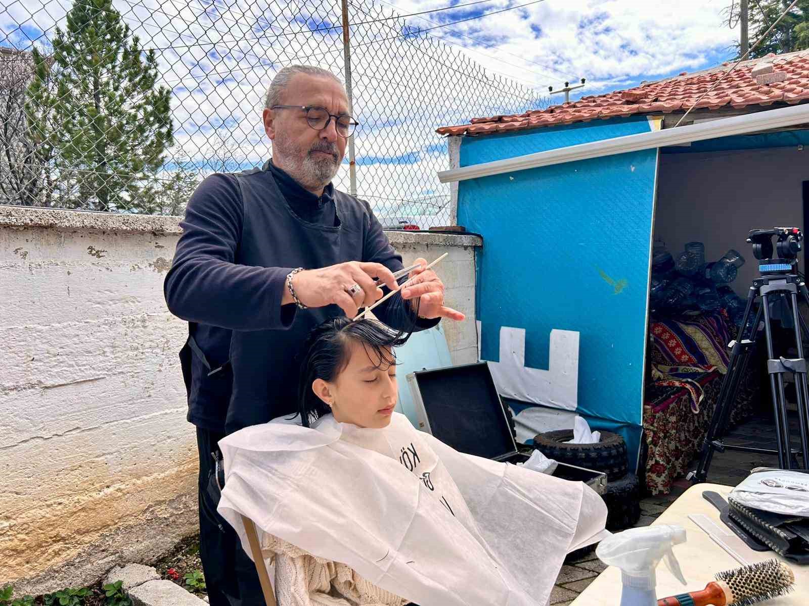 Köy köy gezen kuaför kız çocuklarının saçını ücretsiz kesiyor
