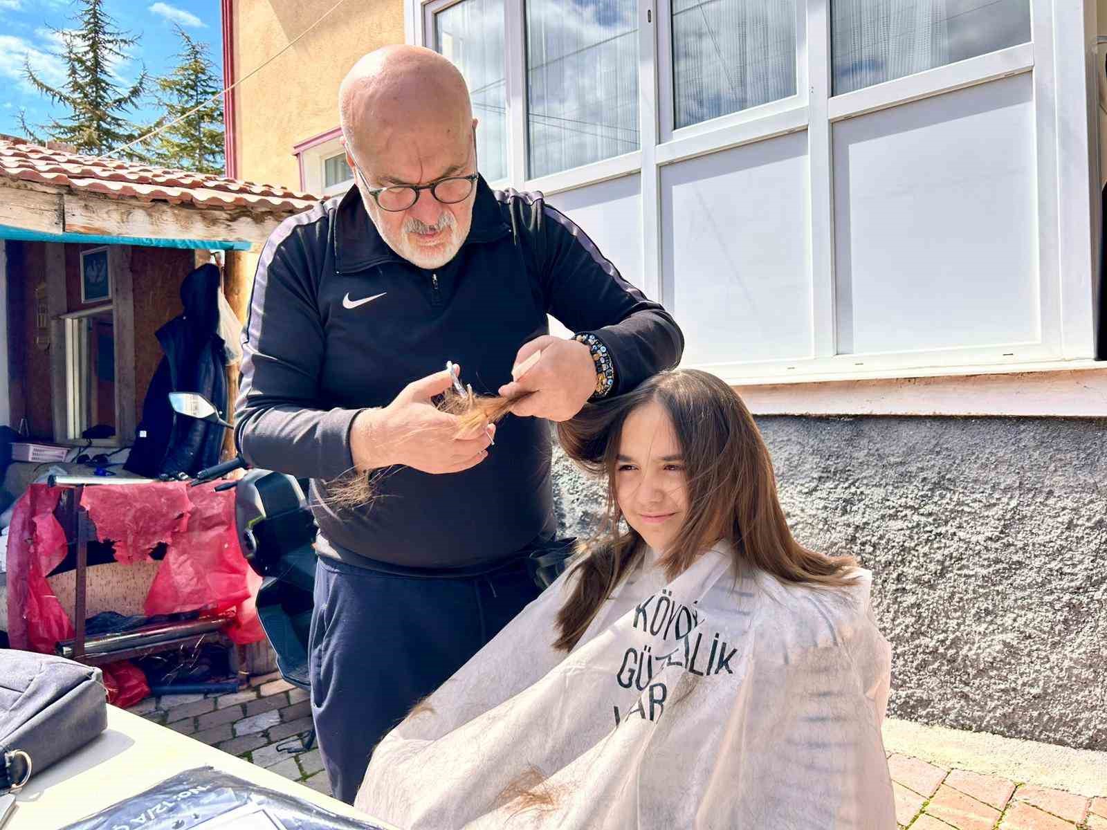 Köy köy gezen kuaför kız çocuklarının saçını ücretsiz kesiyor
