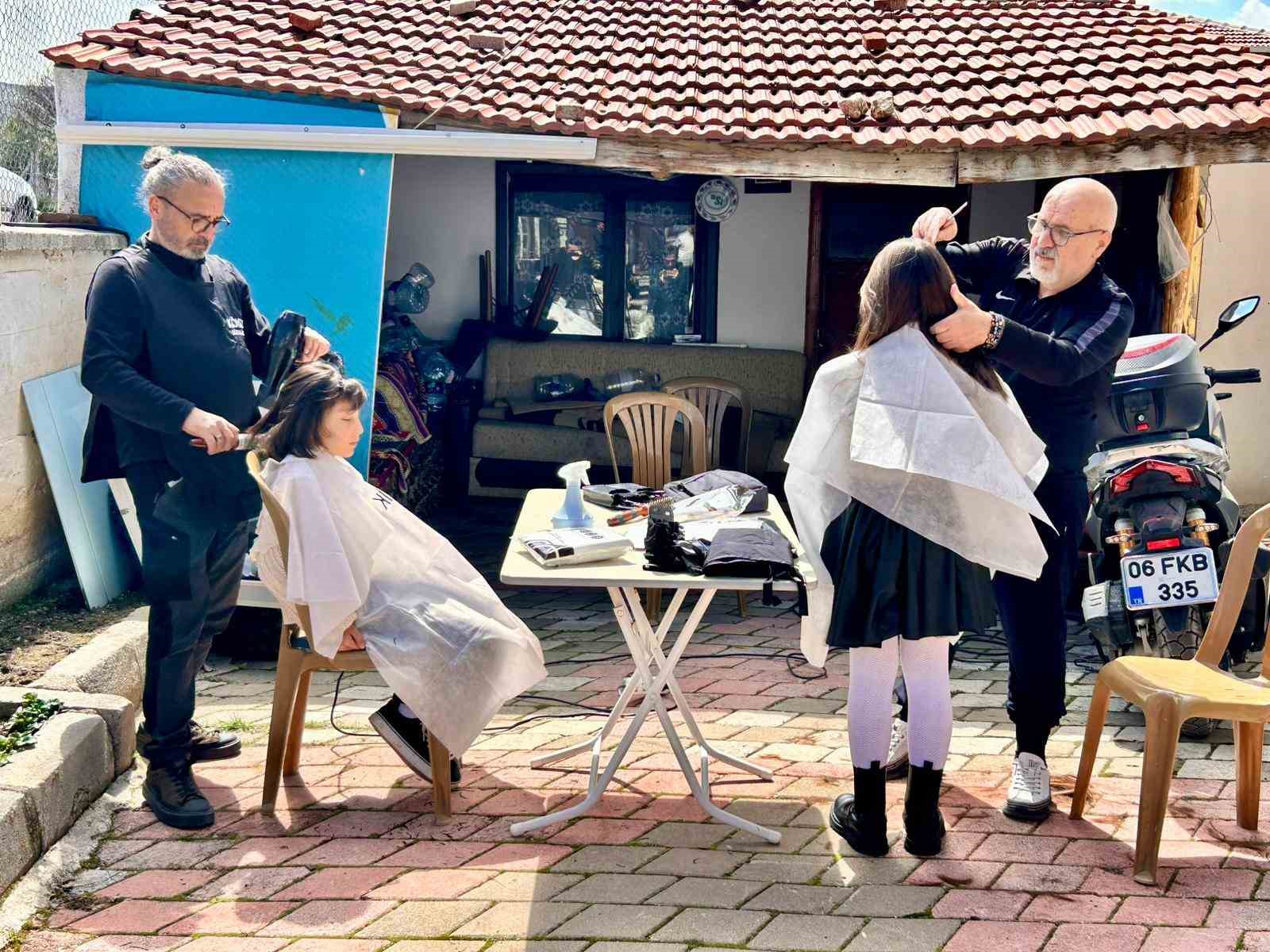 Köy köy gezen kuaför kız çocuklarının saçını ücretsiz kesiyor
