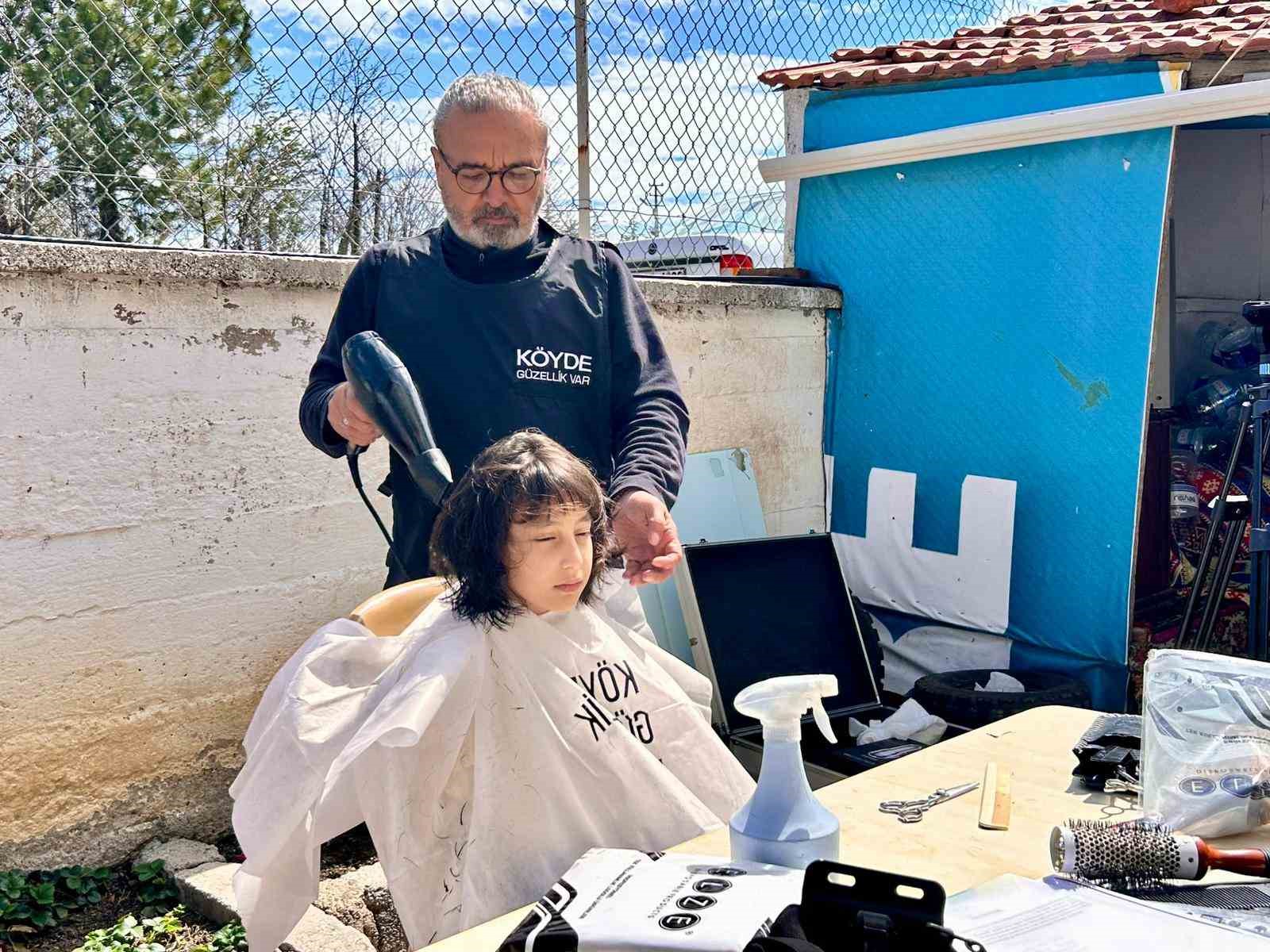Köy köy gezen kuaför kız çocuklarının saçını ücretsiz kesiyor
