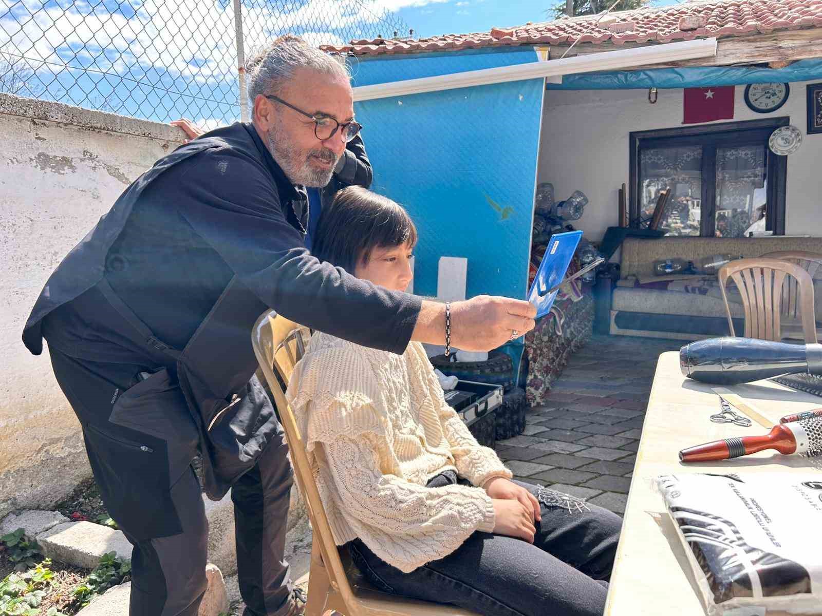 Köy köy gezen kuaför kız çocuklarının saçını ücretsiz kesiyor
