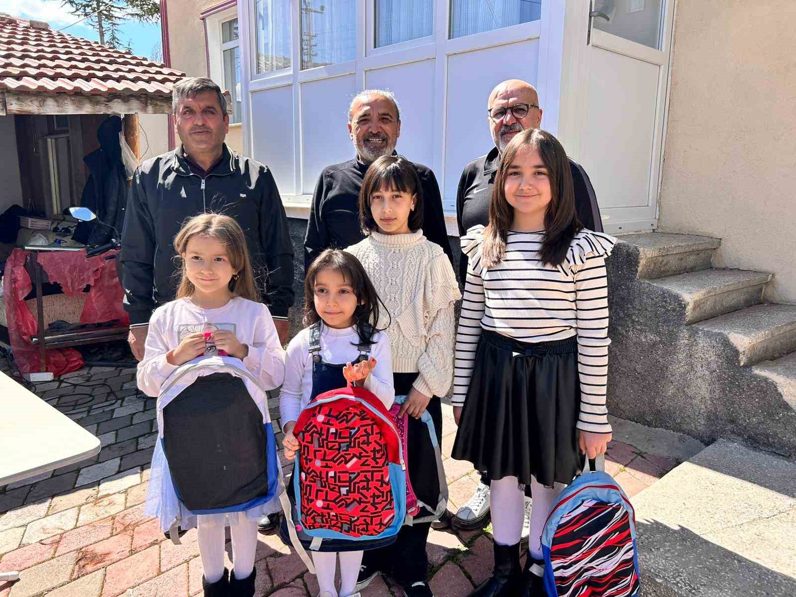 Köy köy gezen kuaför kız çocuklarının saçını ücretsiz kesiyor
