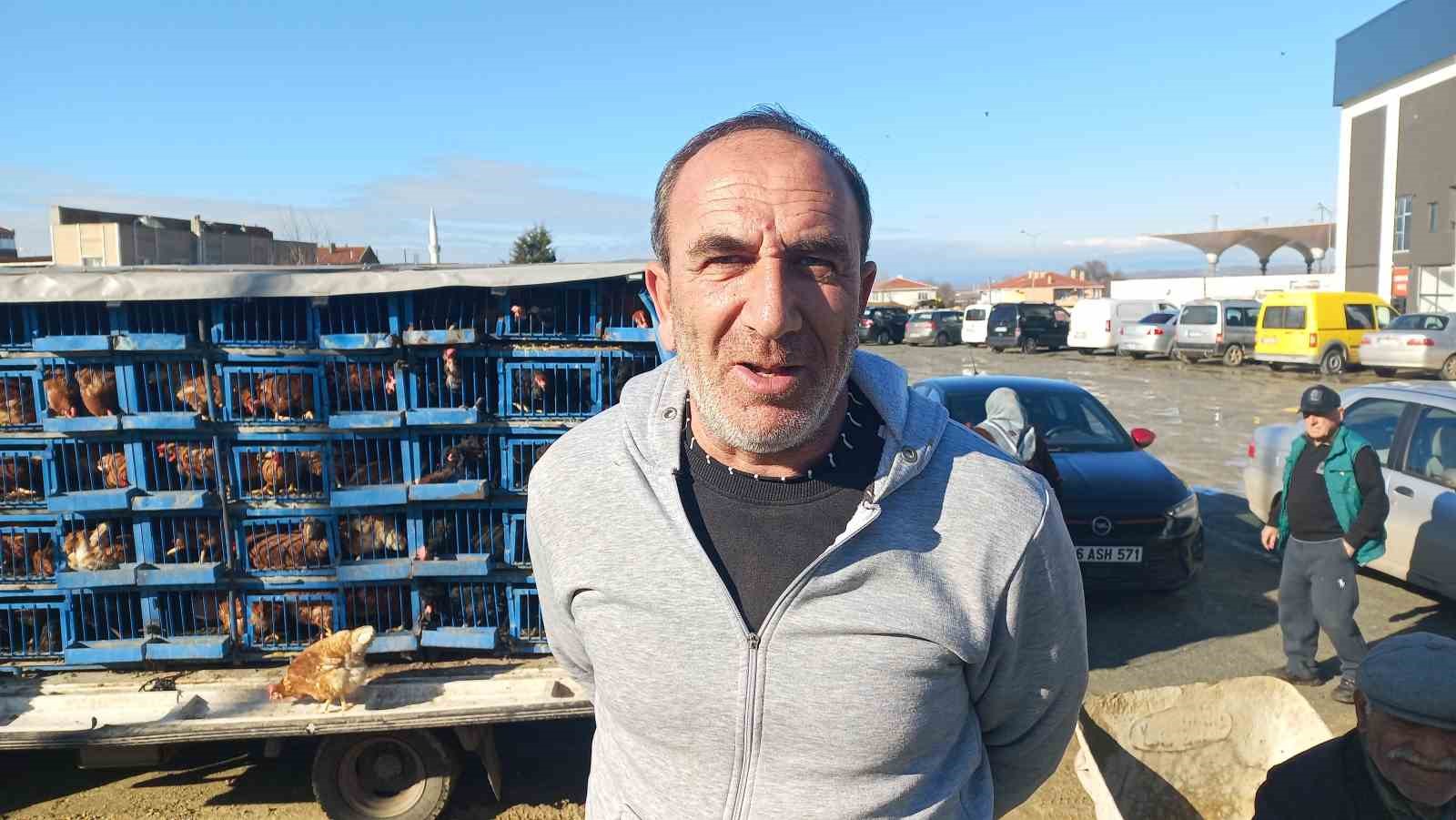 Köy köy gezerek canlı tavuk satıyor
