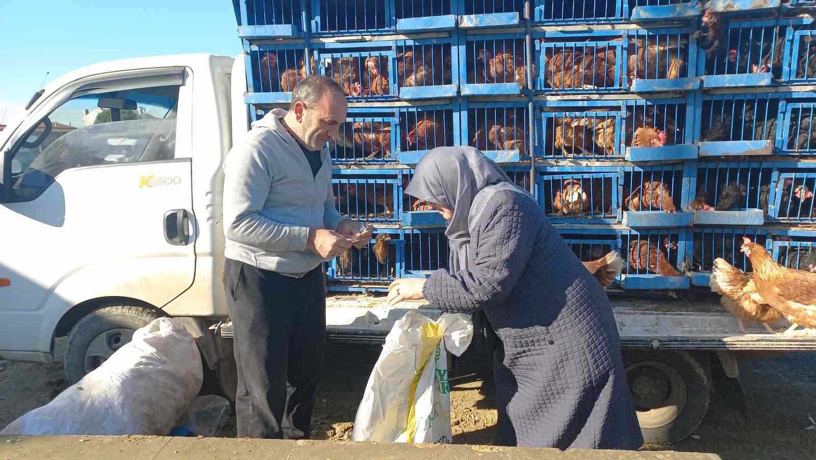 Köy köy gezerek canlı tavuk satıyor
