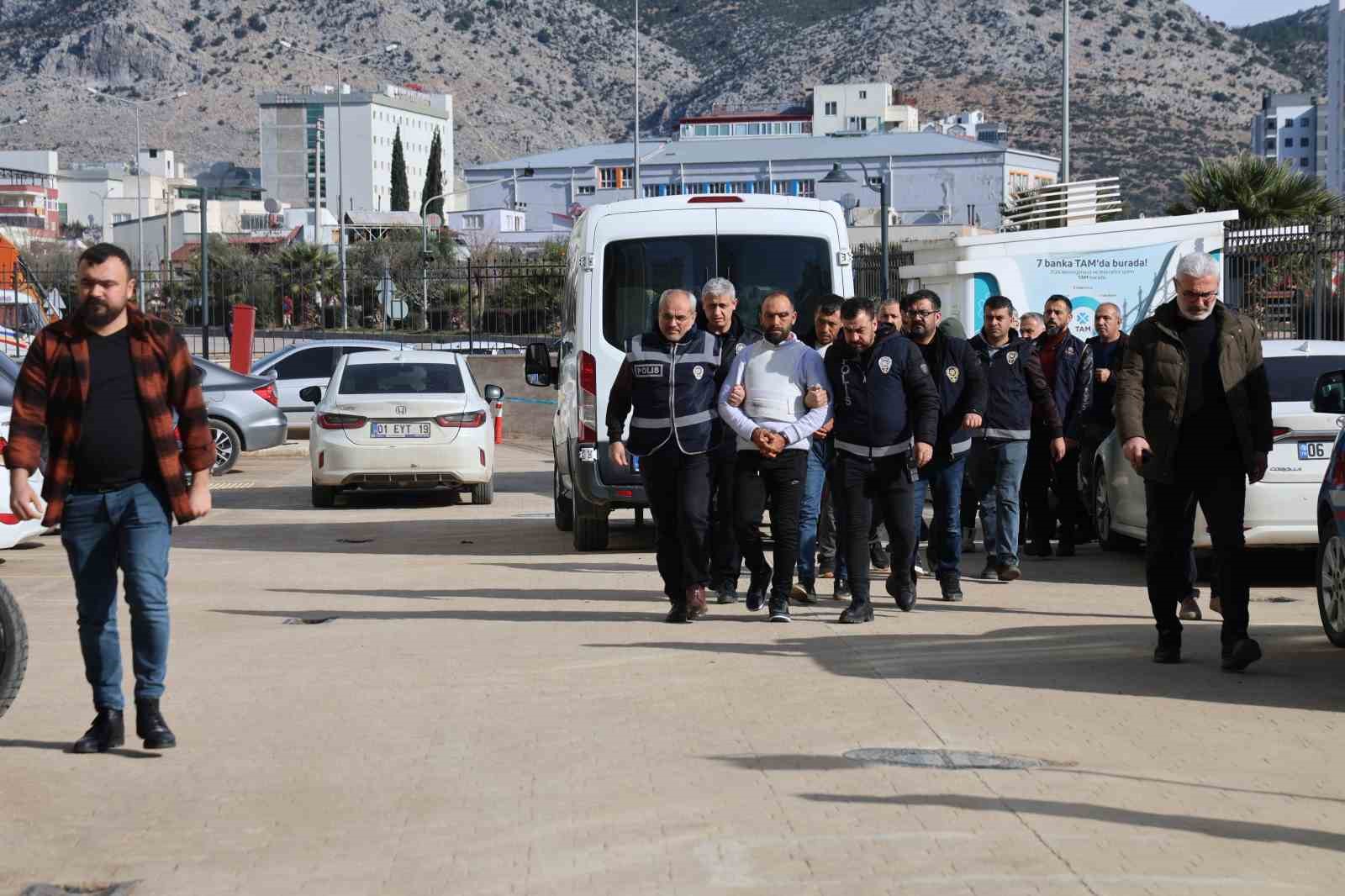 Köy kuşatıldı, katiller ile onlara yardım edenler yakalandı: 4 şüpheli adliyeye sevk edildi
