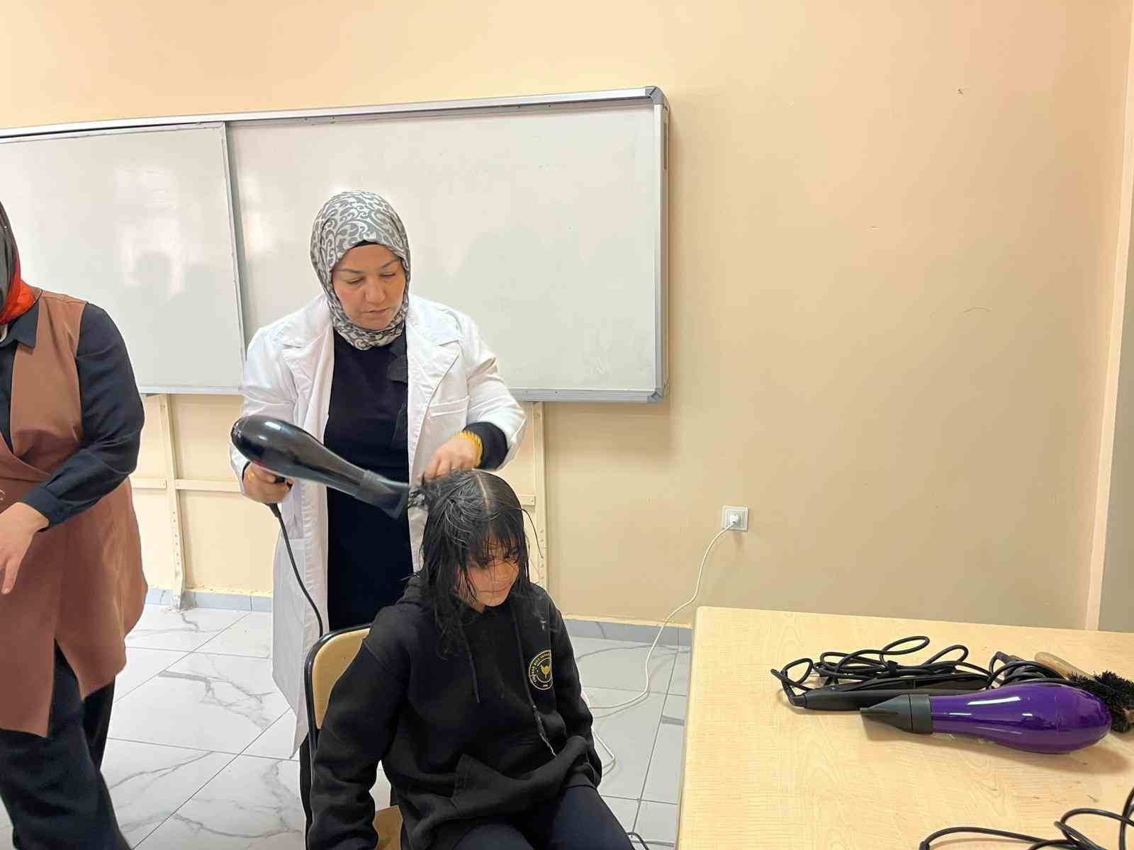 Köy okullarındaki kız öğrencilere ücretsiz kuaförlük hizmeti
