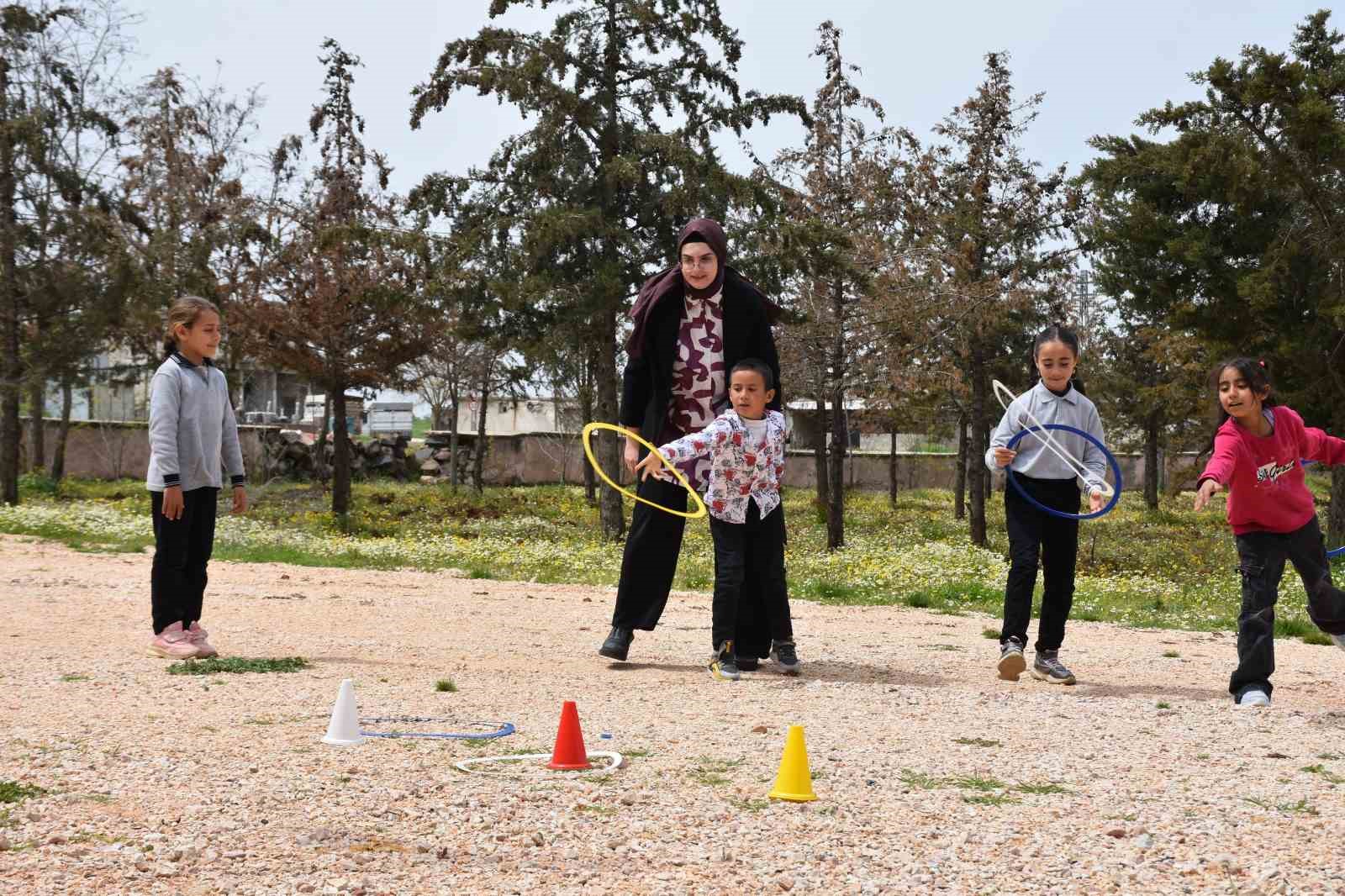 Köy okulunda 4 öğrencisini geleceğe hazırlıyor
