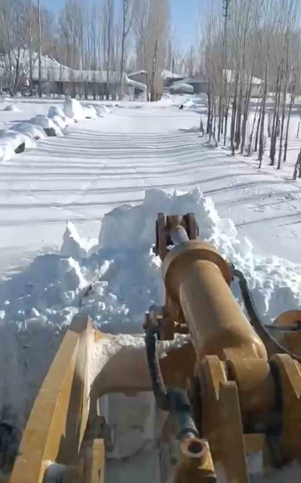 Köy yolları için zorlu mücadele: Kar kalınlığının 2 metreyi aştığı bölgede ekipler aralıksız mesai yapıyor
