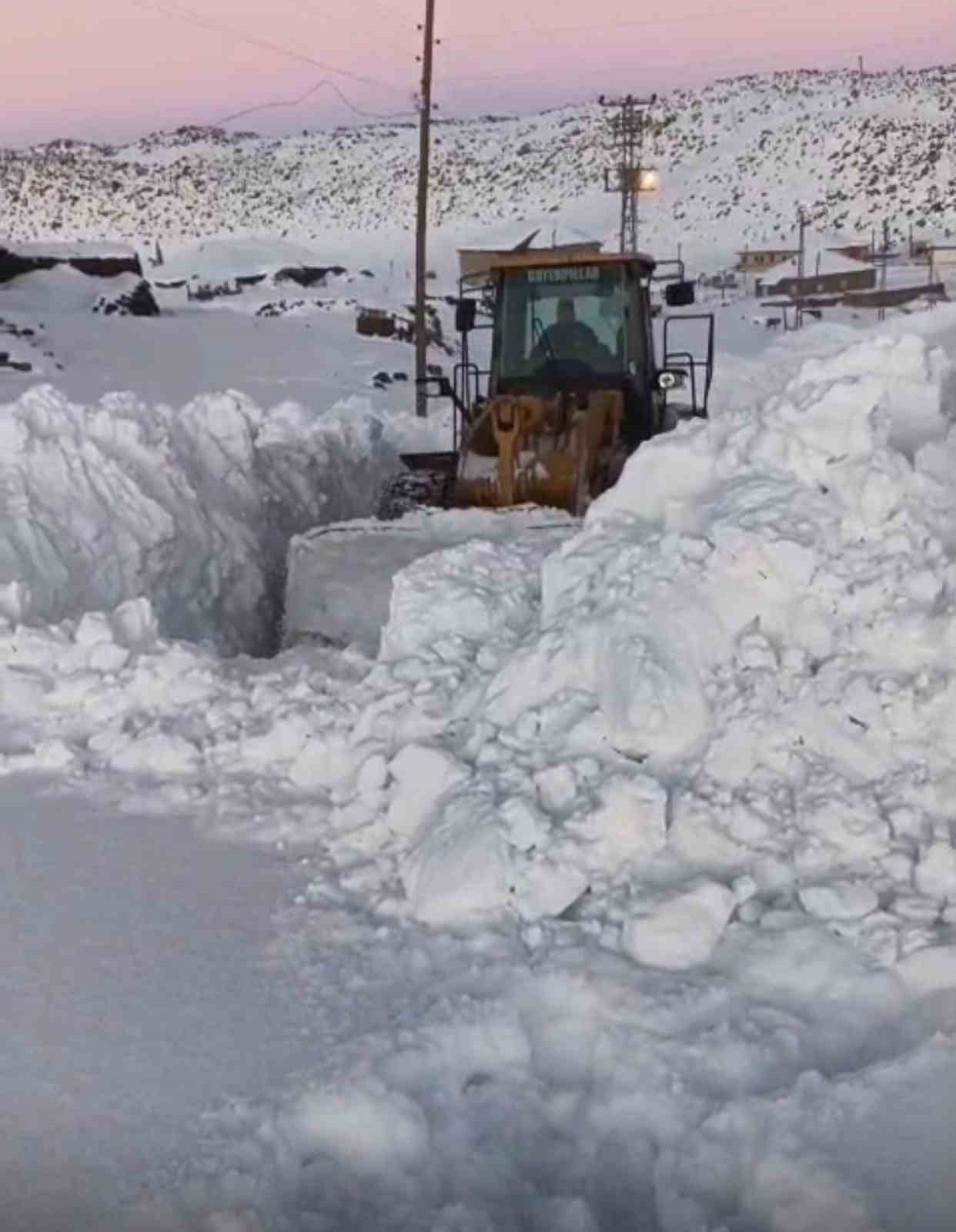 Köy yolları için zorlu mücadele: Kar kalınlığının 2 metreyi aştığı bölgede ekipler aralıksız mesai yapıyor
