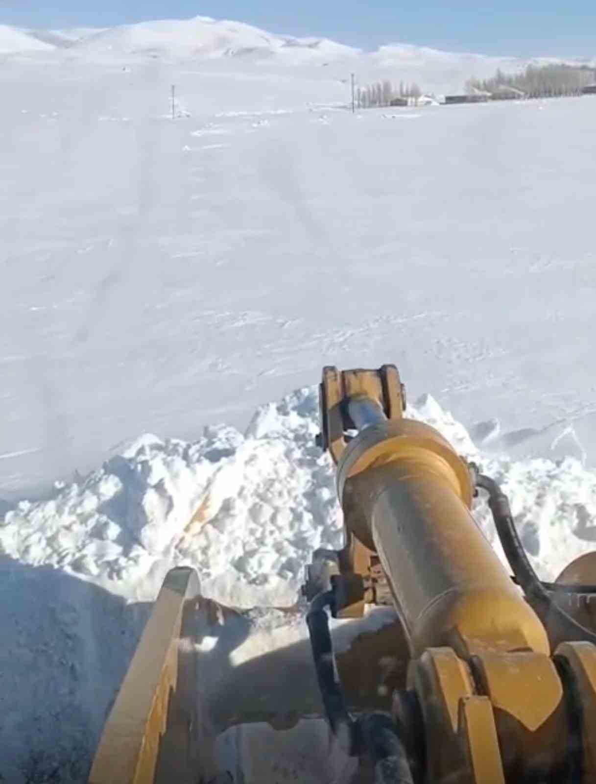 Köy yolları için zorlu mücadele: Kar kalınlığının 2 metreyi aştığı bölgede ekipler aralıksız mesai yapıyor
