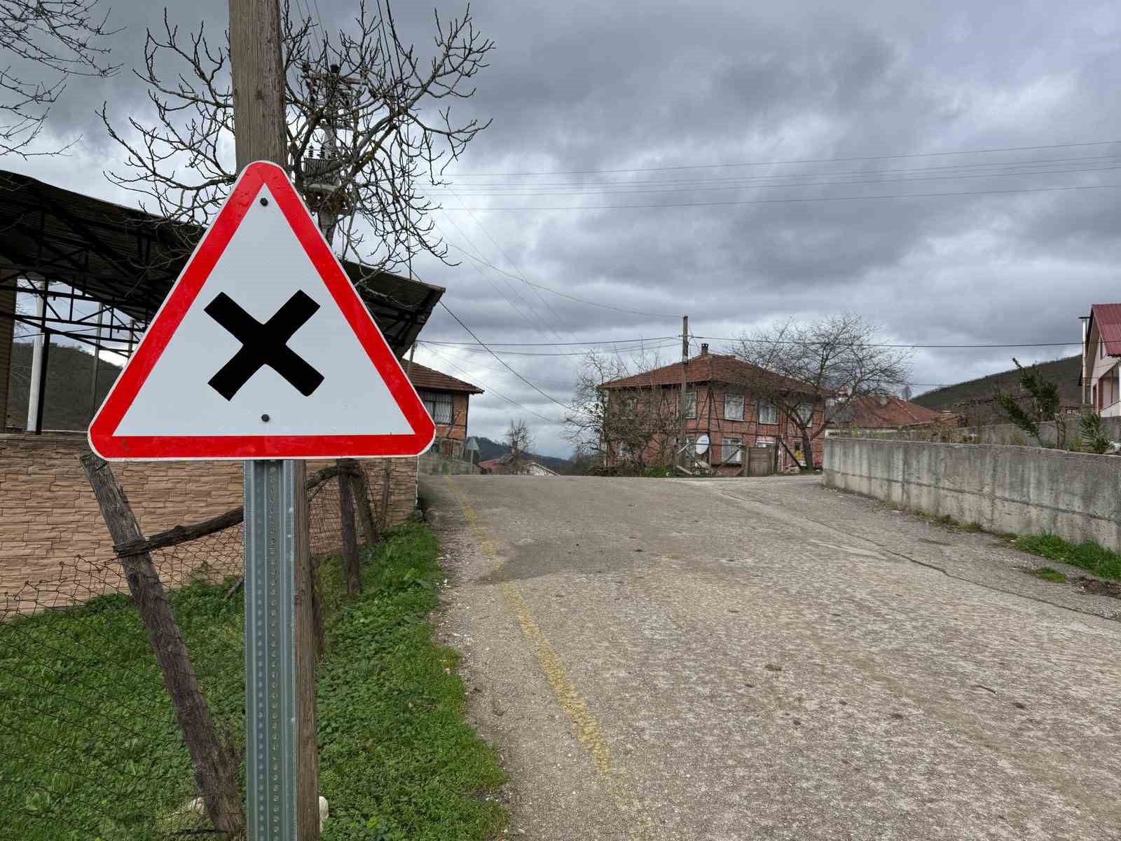 Köy yollarında tabela çalışmaları sürüyor
