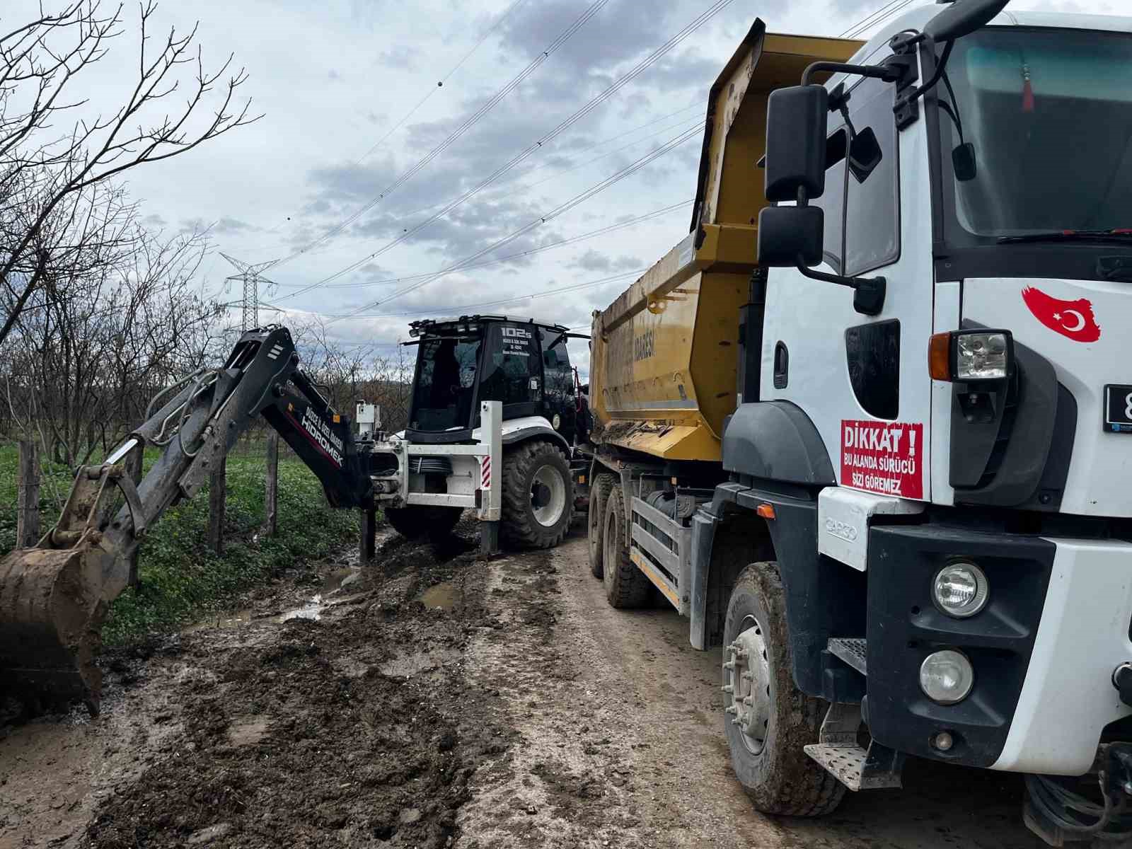 Köy yollarında yağmur suyu çalışması
