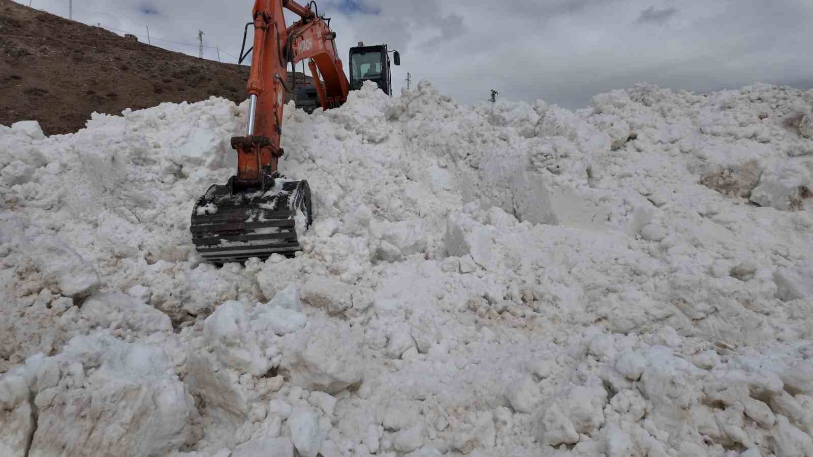 Köy yoluna çığ düştü, ekipler yolu açmak için çalışma başlattı
