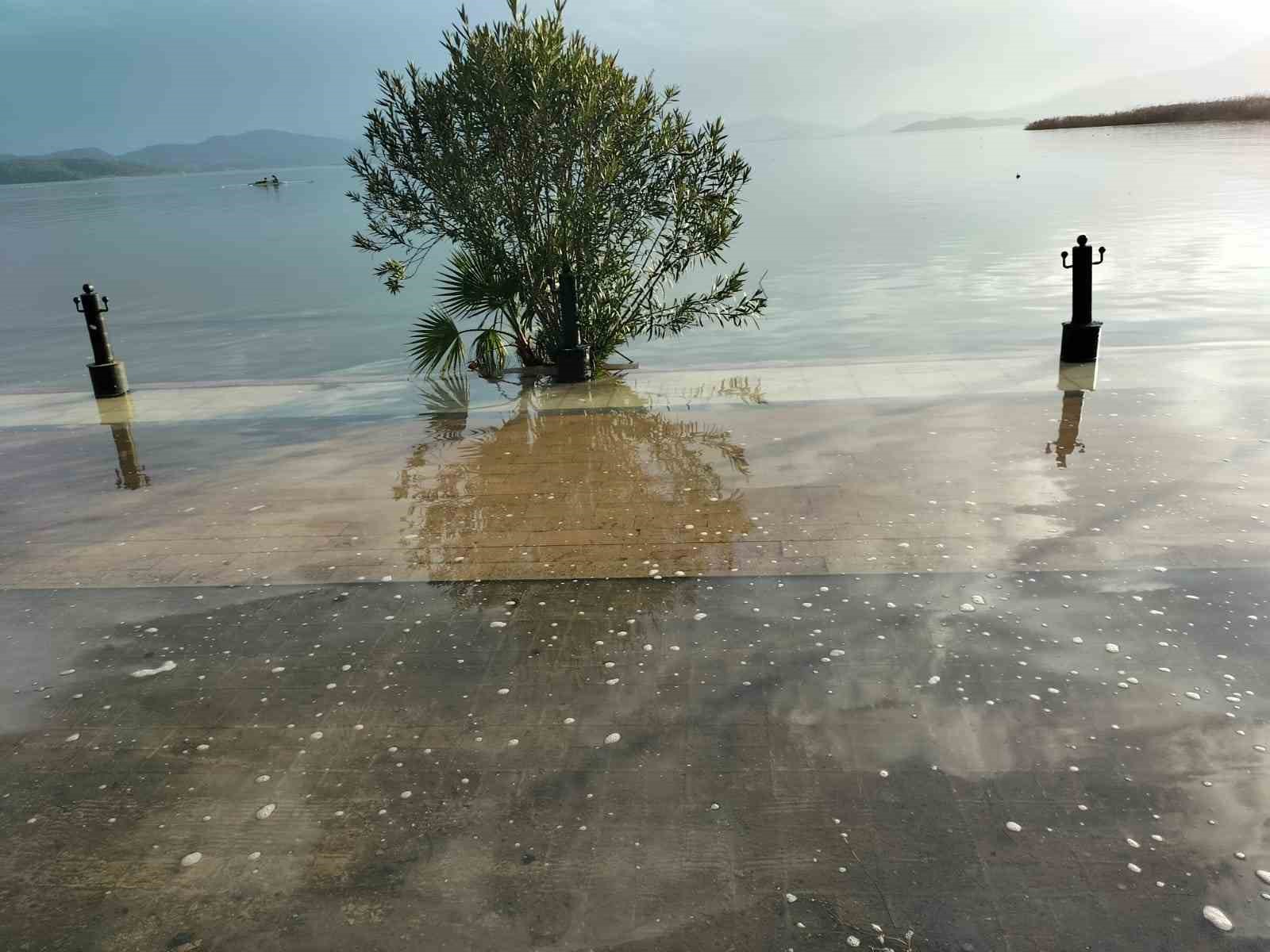 Köyceğiz Gölü taştı, Atatürk Kordonu sular altında kaldı
