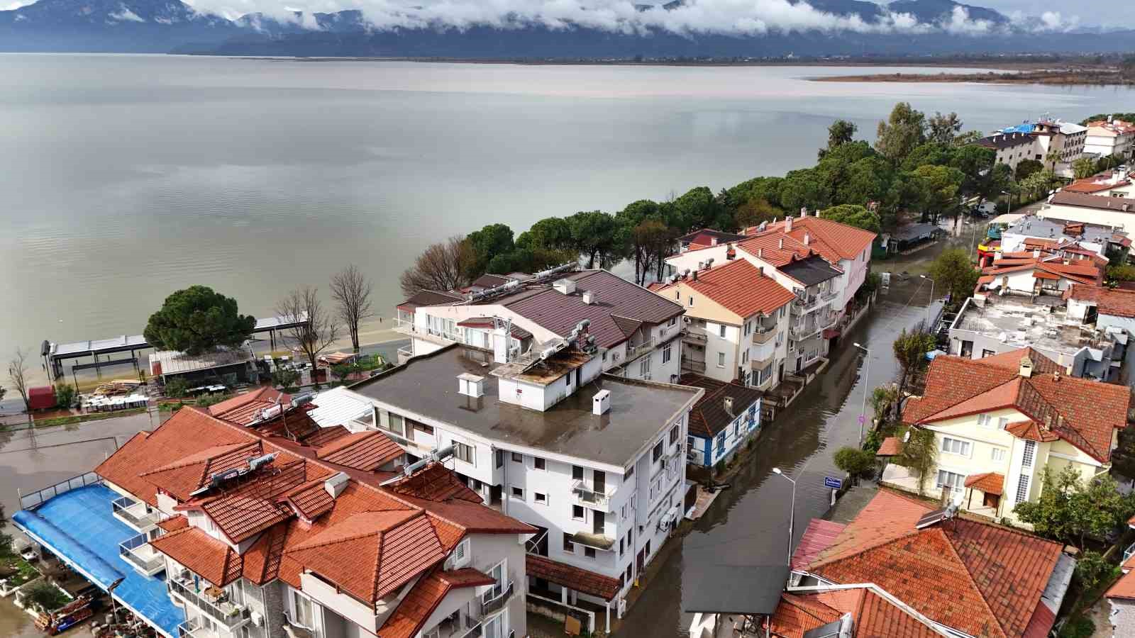 Köyceğiz Göl’ü taştı, ilçe Venedik’e döndü
