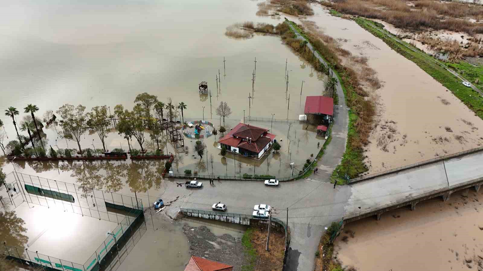 Köyceğiz Göl’ü taştı, ilçe Venedik’e döndü
