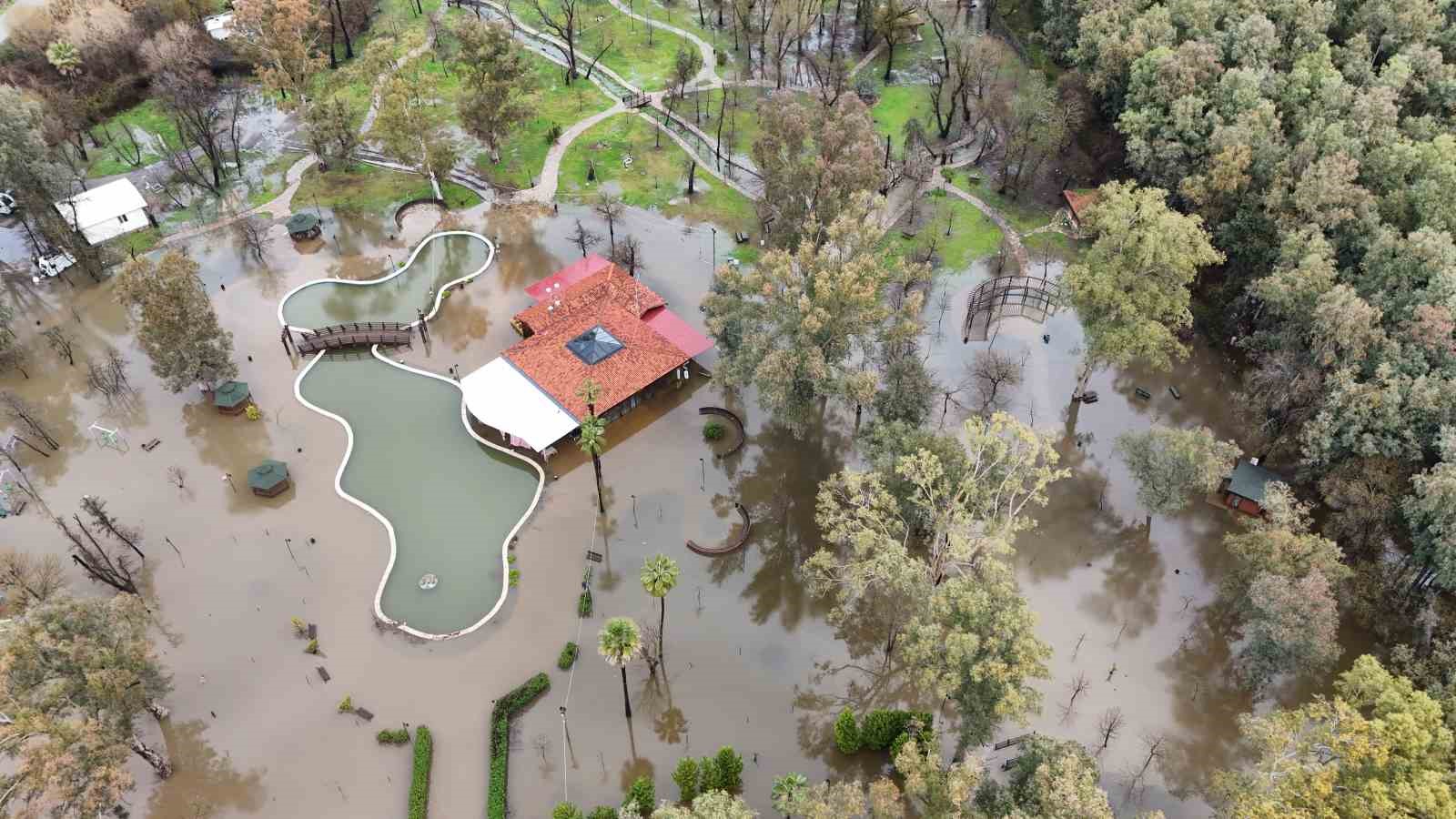 Köyceğiz Göl’ü taştı, ilçe Venedik’e döndü
