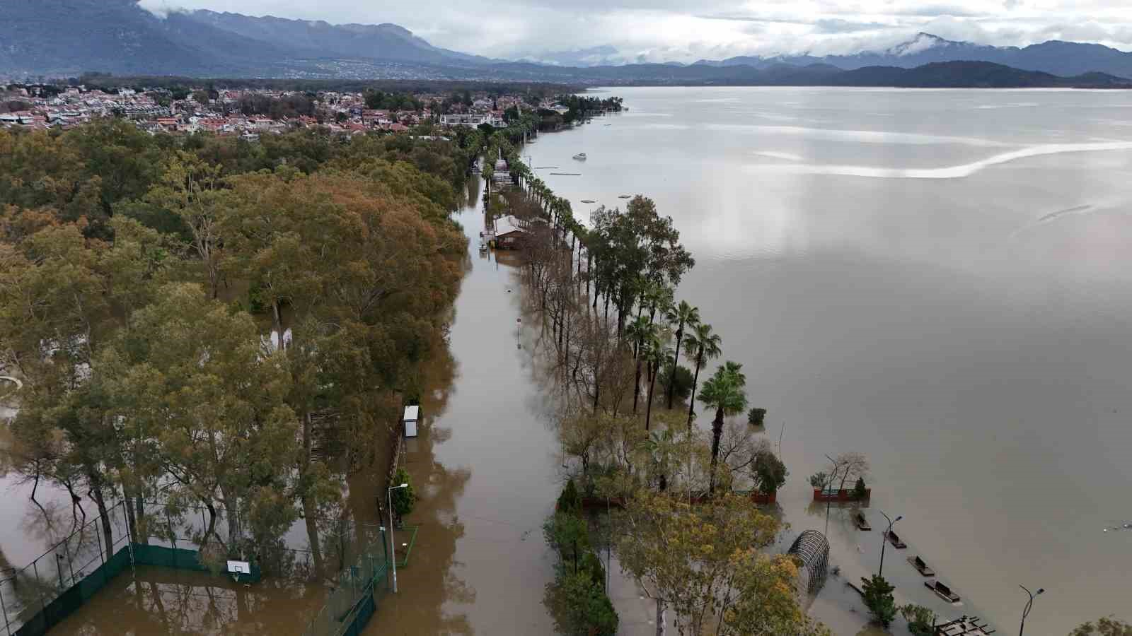 Köyceğiz Göl’ü taştı, ilçe Venedik’e döndü
