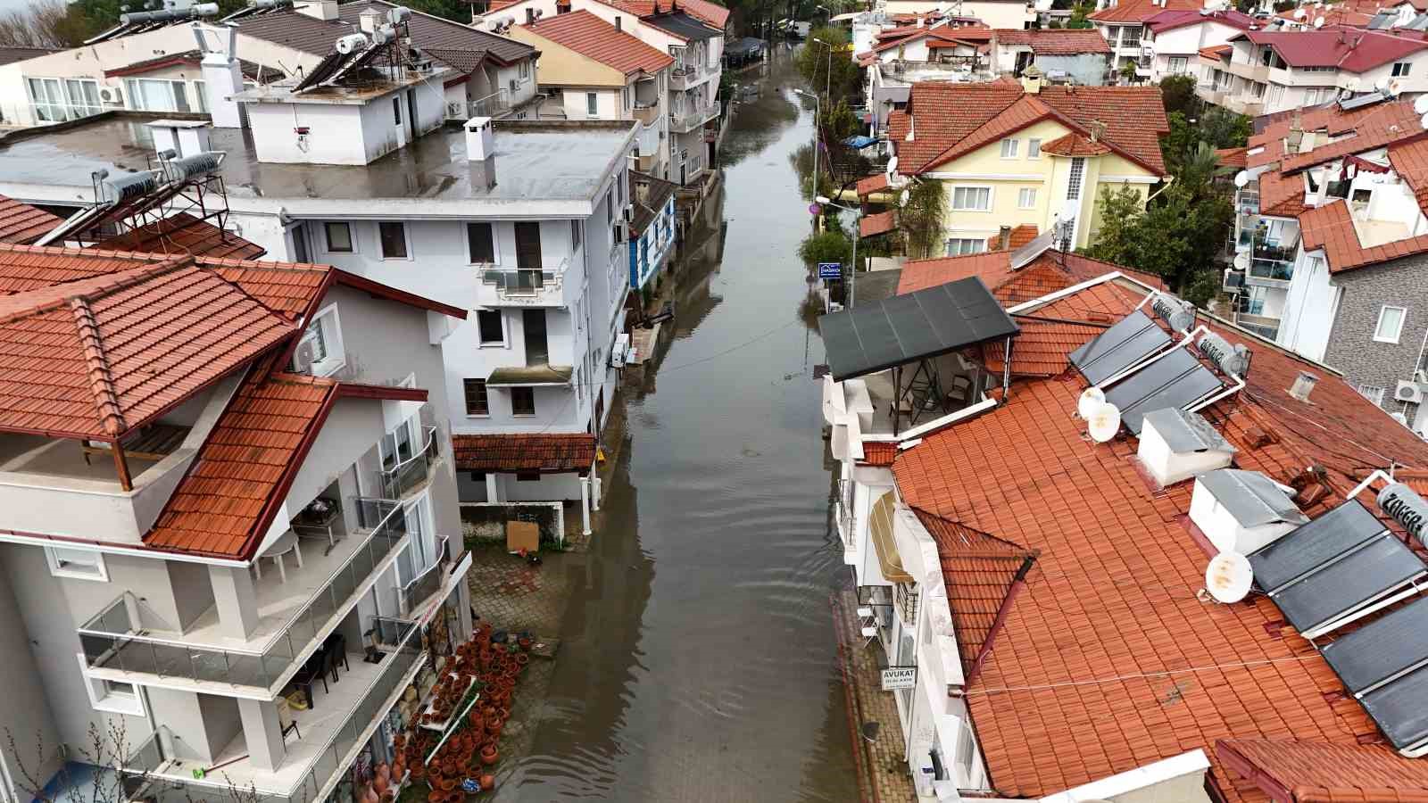 Köyceğiz Göl’ü taştı, ilçe Venedik’e döndü

