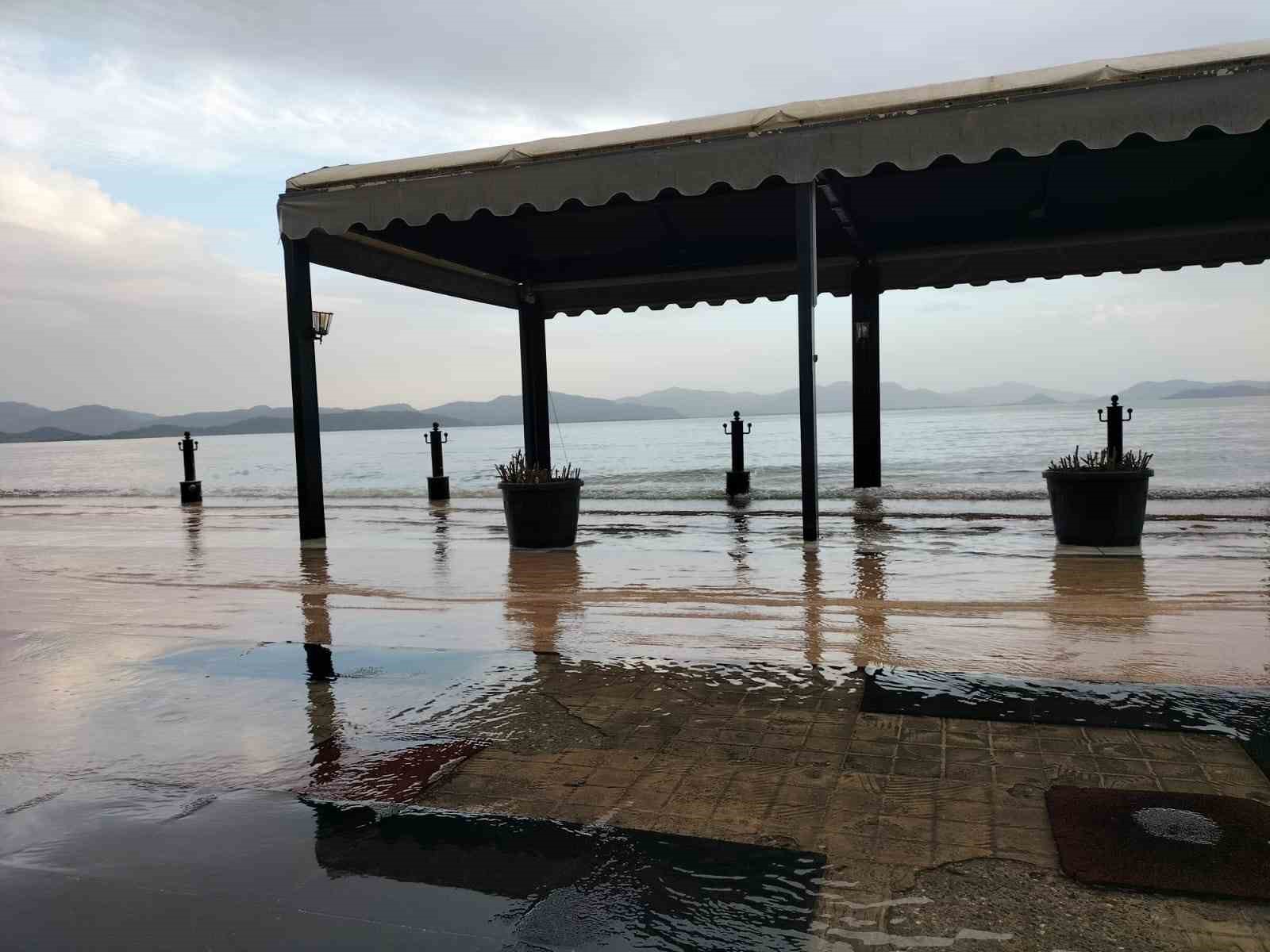 Köyceğiz Gölü taştı, kordon sular altında kaldı
