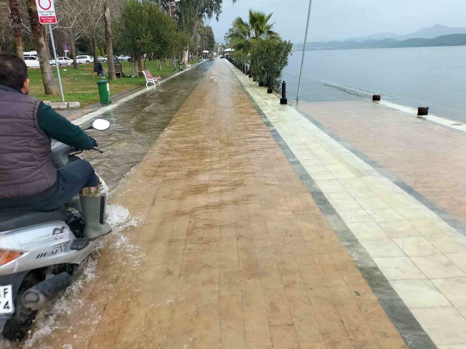 Köyceğiz Gölü taştı, kordon sular altında kaldı
