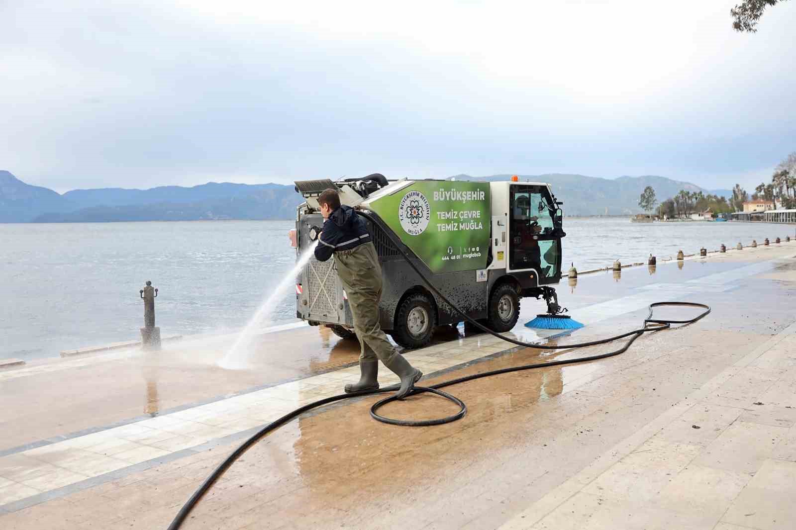 Köyceğiz gölünde sular çekildi, temizlik başladı
Köyceğiz gölünde sular çekildi, temizlik başladı