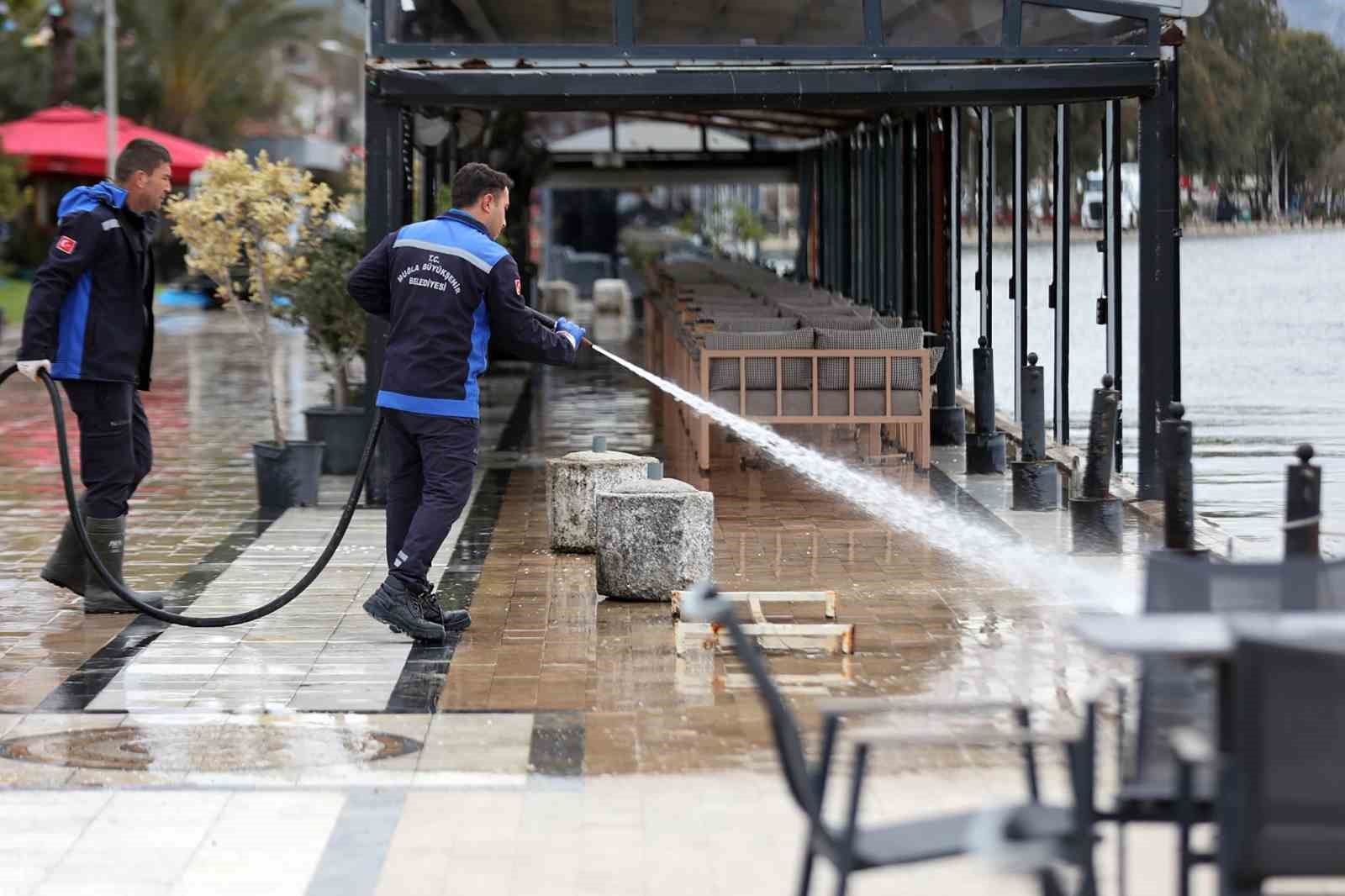 Köyceğiz gölünde sular çekildi, temizlik başladı
Köyceğiz gölünde sular çekildi, temizlik başladı